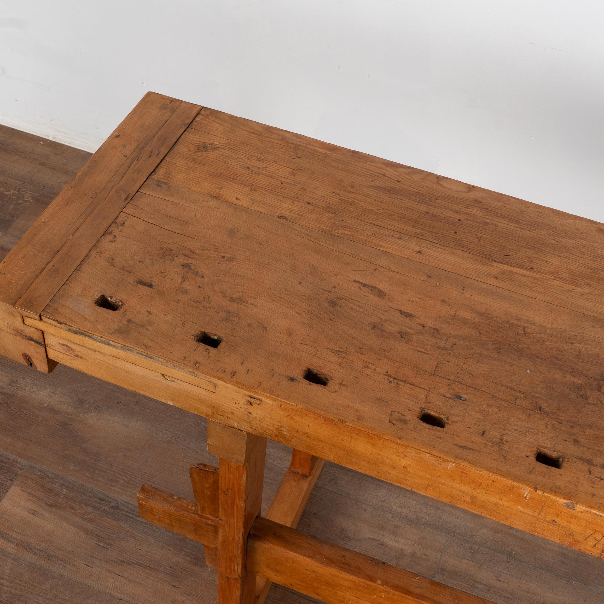 20ième siècle Table console étroite d'établi de charpentier rustique du début du 20e siècle