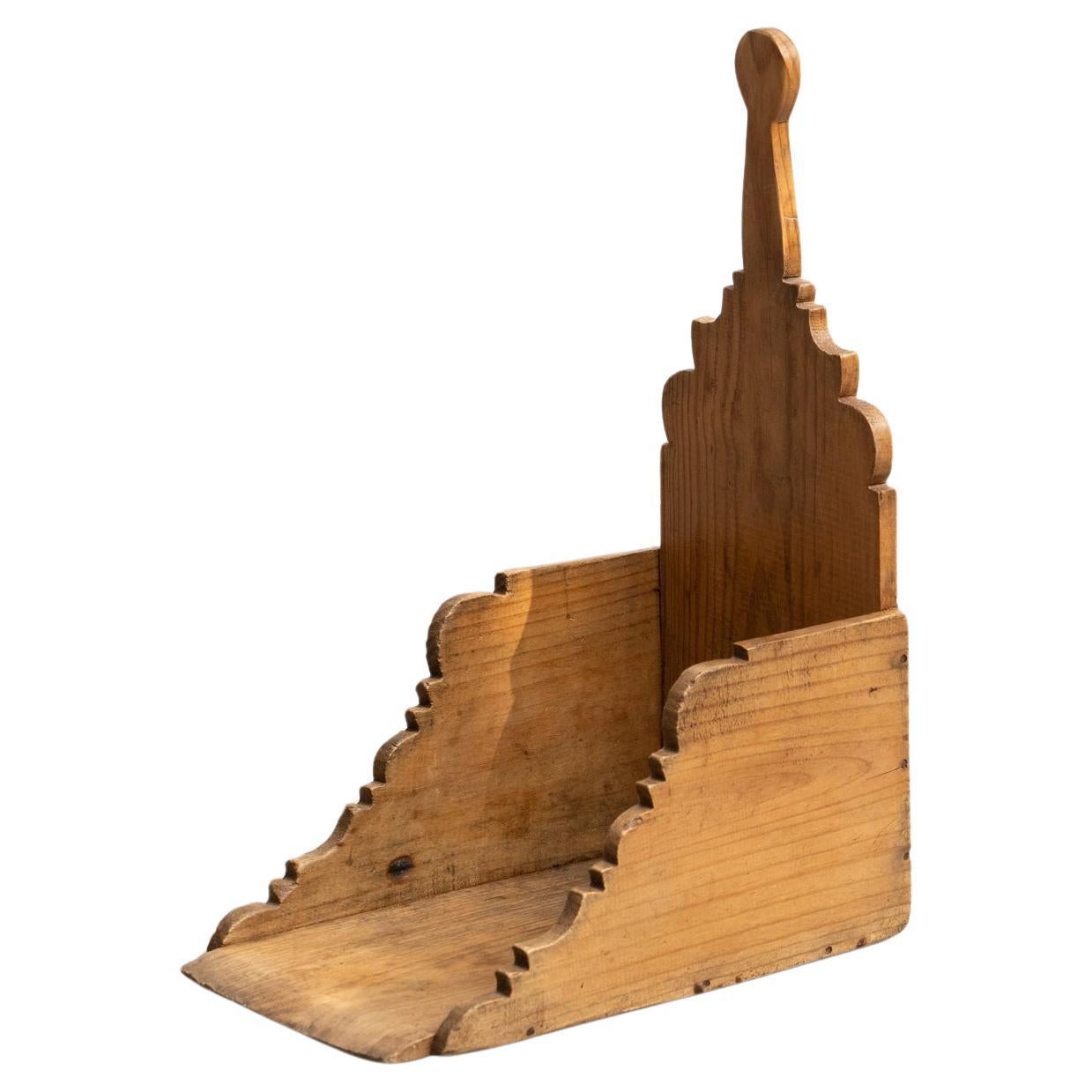 Rustikale skulpturale Holzbroom-Schubladenschale aus dem frühen 20. Jahrhundert im Angebot