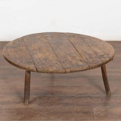 Tavola rotonda corta rustica dei primi del Novecento con tagliere di salumi rialzato, Ungheria