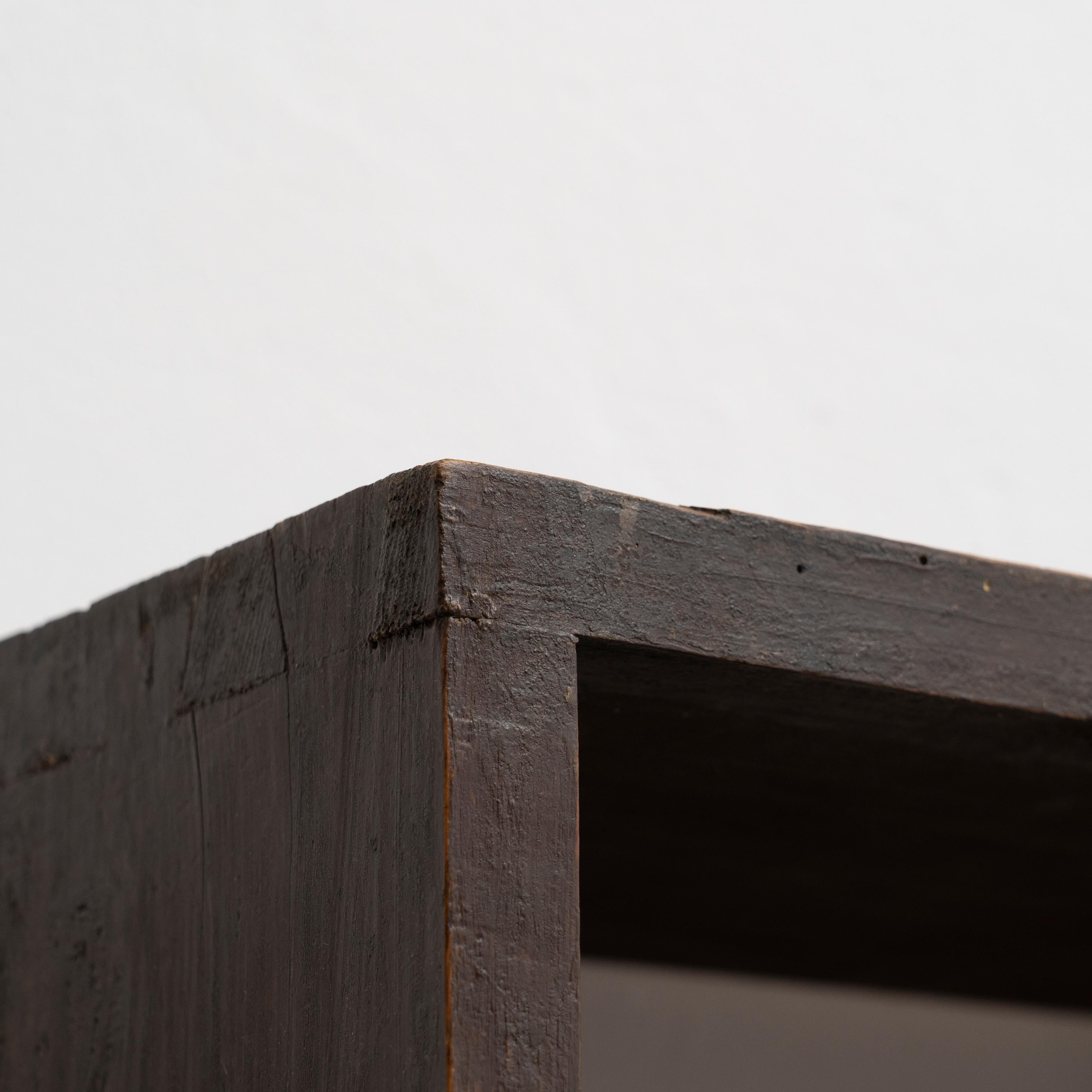 Scaffale a muro in legno massiccio dei primi del Novecento in vendita 1