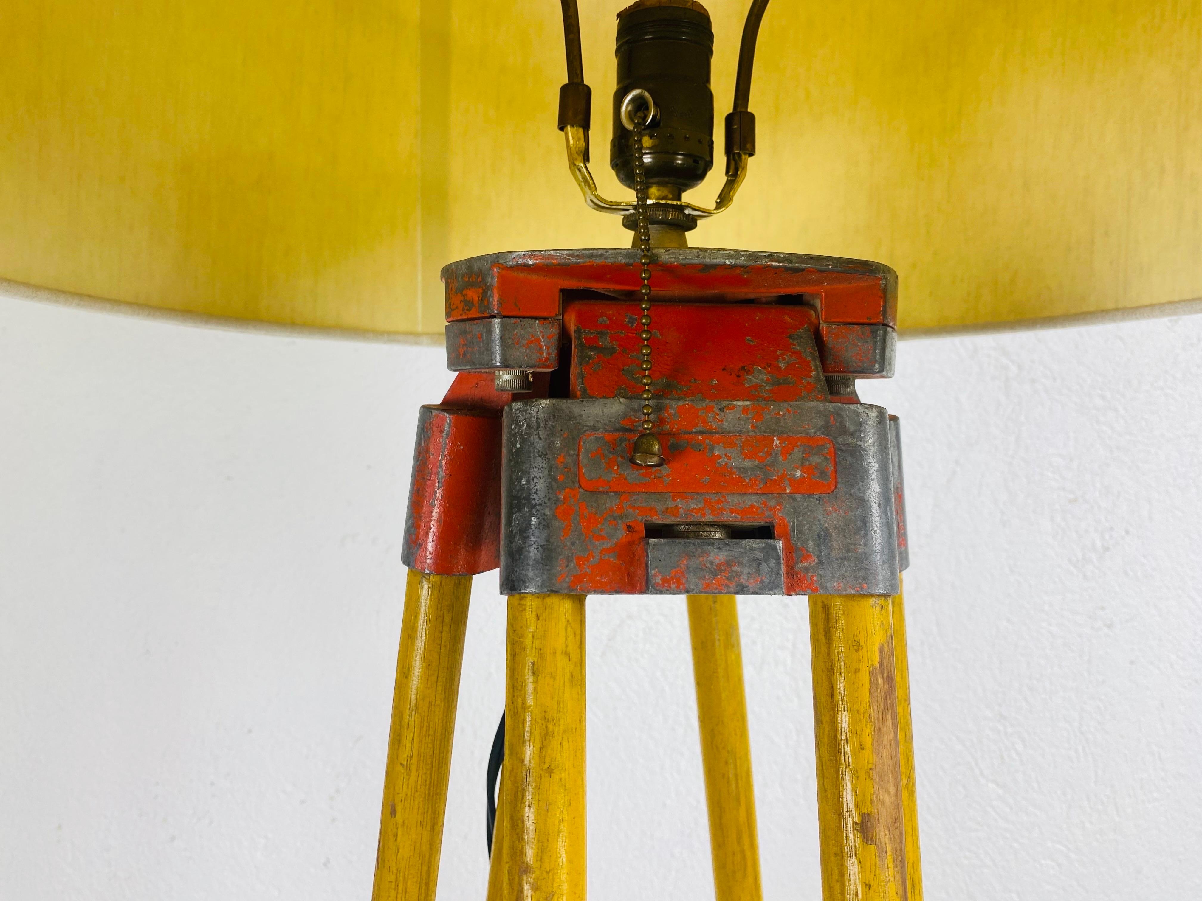 Hand-Painted Early 20th century rustic surveyors tripod floor lamp For Sale