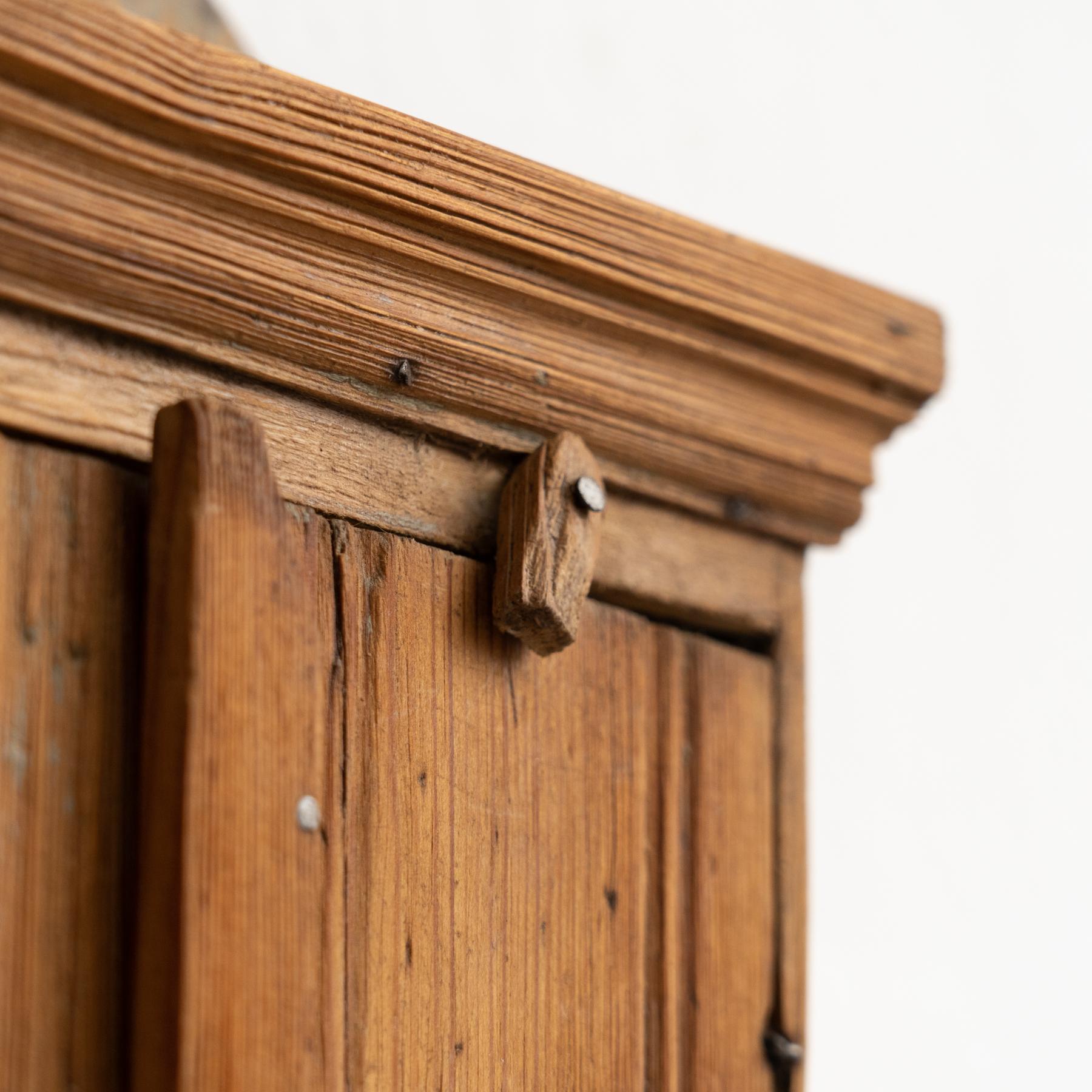 Early 20th Century Rustic Wood Small Wall Cabinet In Good Condition For Sale In Barcelona, ES