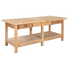 Mesa de trabajo rústica de principios del siglo XX Isla de cocina grande con estante