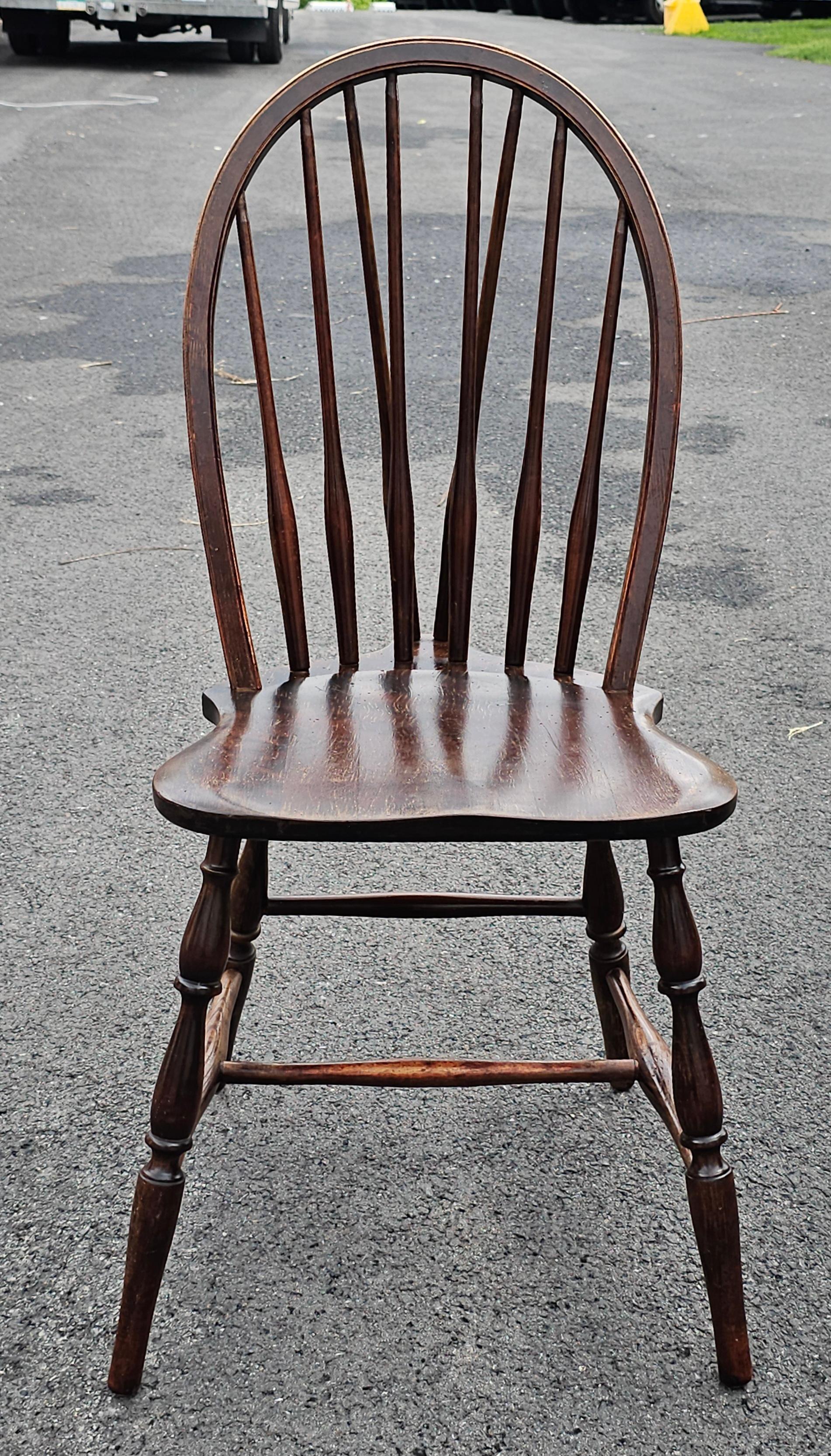 Anfang des 20. Jahrhunderts S. Bent & Bros Eiche Brace Back Windsor Chair.
Maße: 18,5