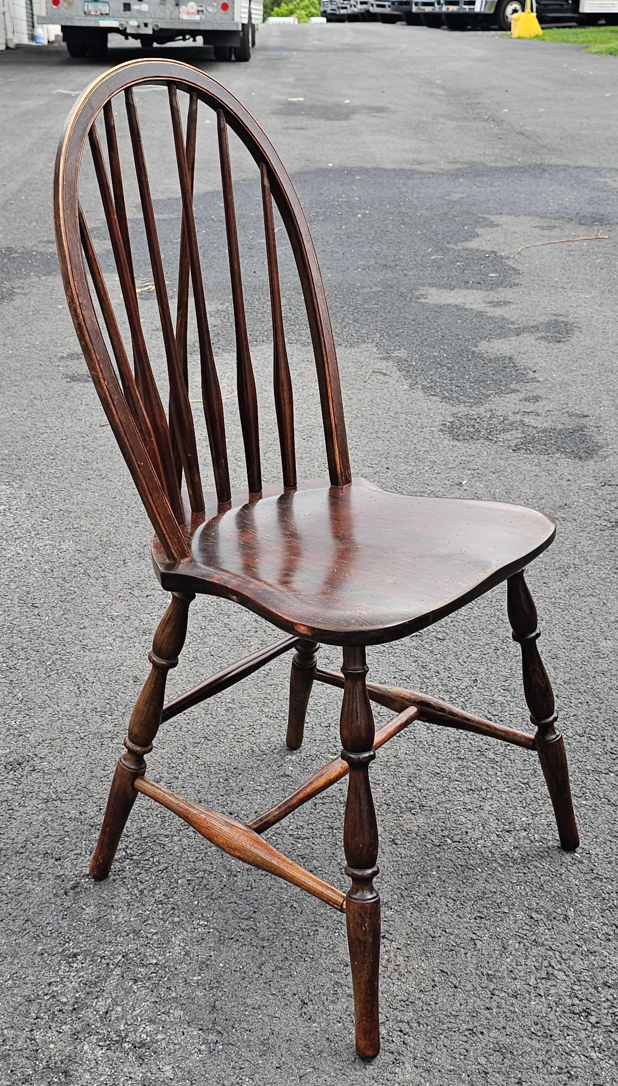Anfang des 20. Jahrhunderts S. Bent and Bros. Oak Brace Back Windsor Chair (Gebeizt) im Angebot
