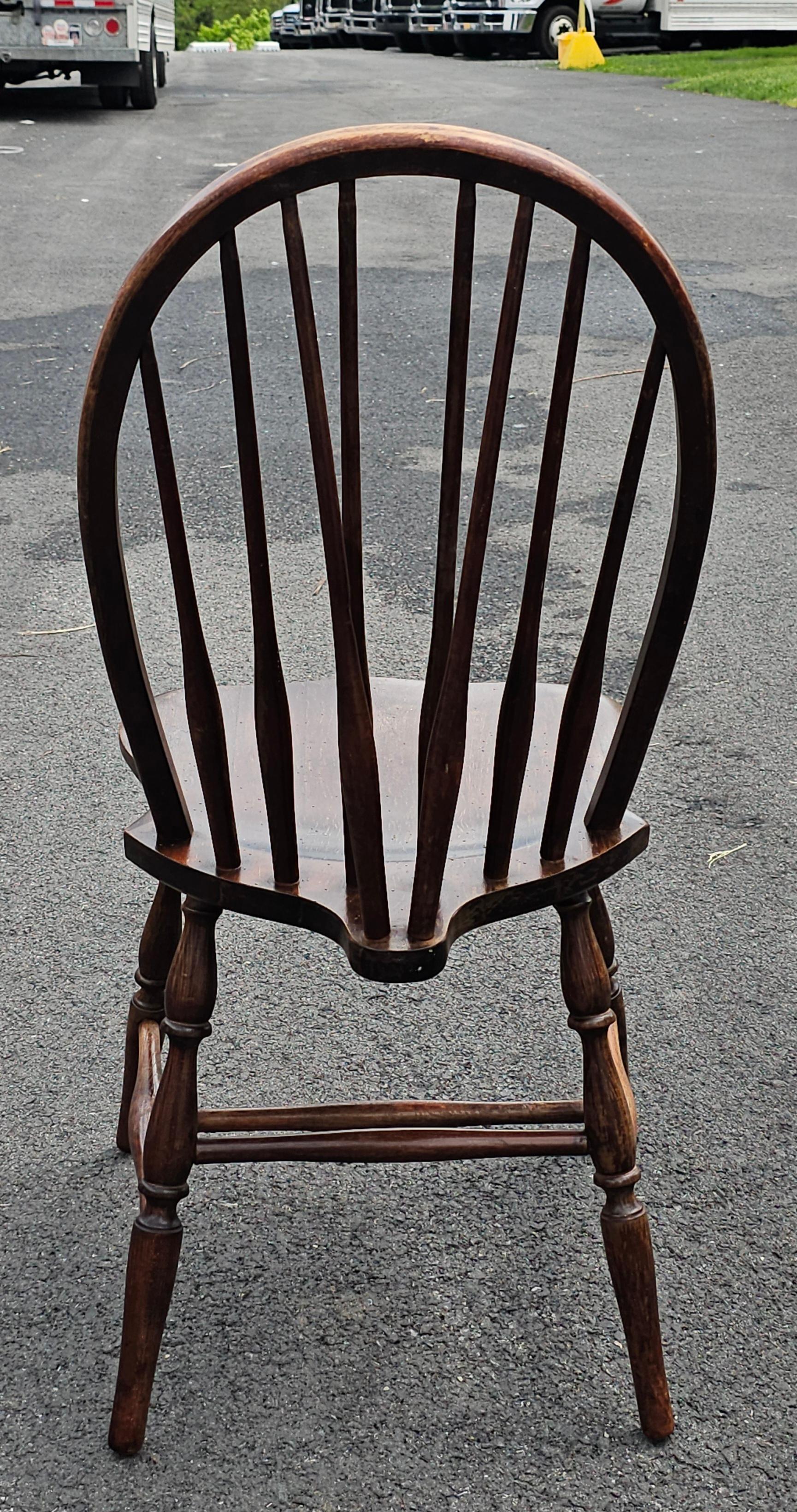 Anfang des 20. Jahrhunderts S. Bent and Bros. Oak Brace Back Windsor Chair (Eichenholz) im Angebot