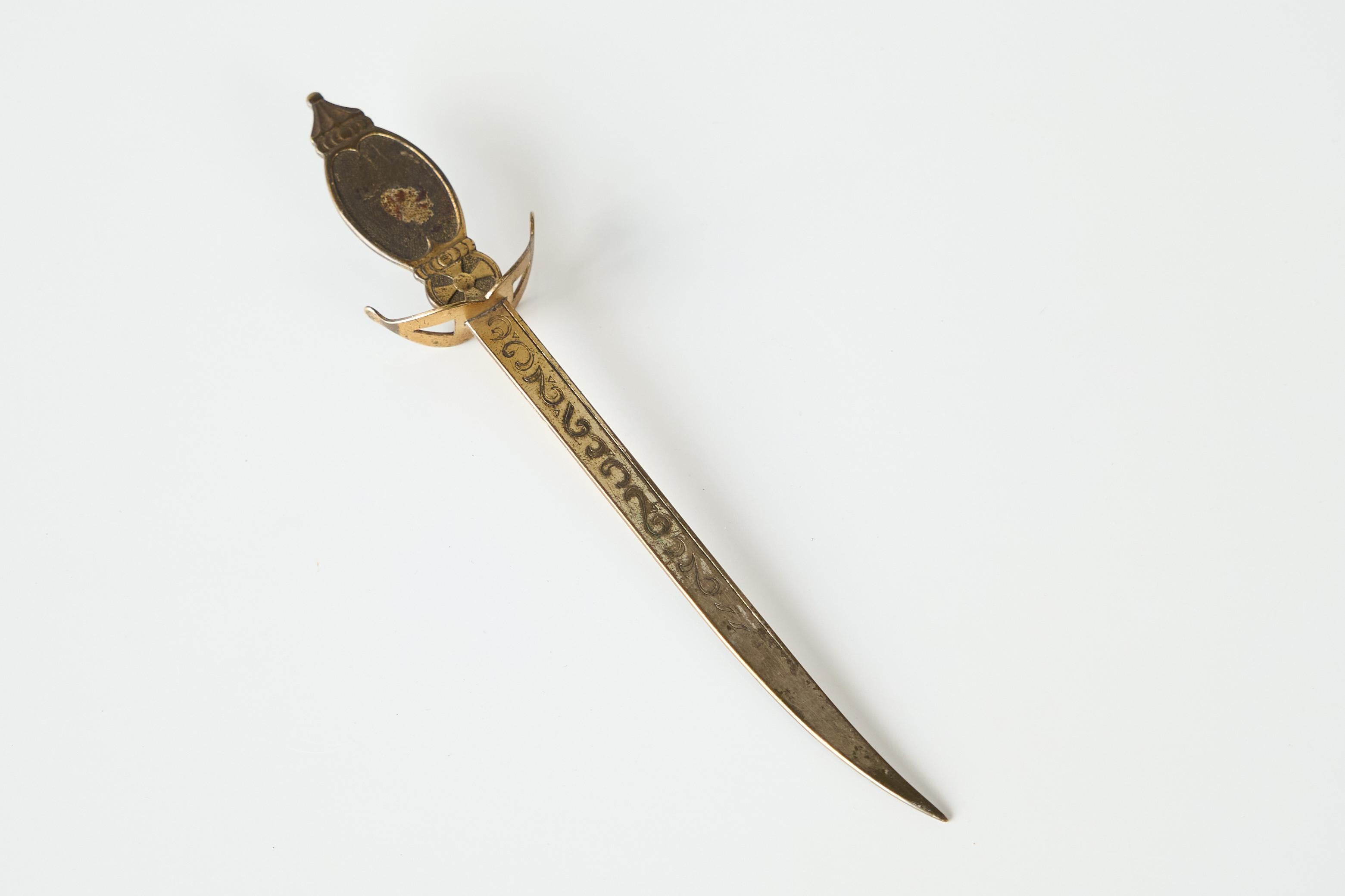Ouvre-lettres en forme de zibeline du début du 20e siècle.

Un coupe-papier au design très distinct de style zibeline - début du 20e siècle ou même fin du 19e siècle. Belle patine d'usage. 

À propos de l'ORNAMENTUM

ORNAMENTUM - où nous trouvons la