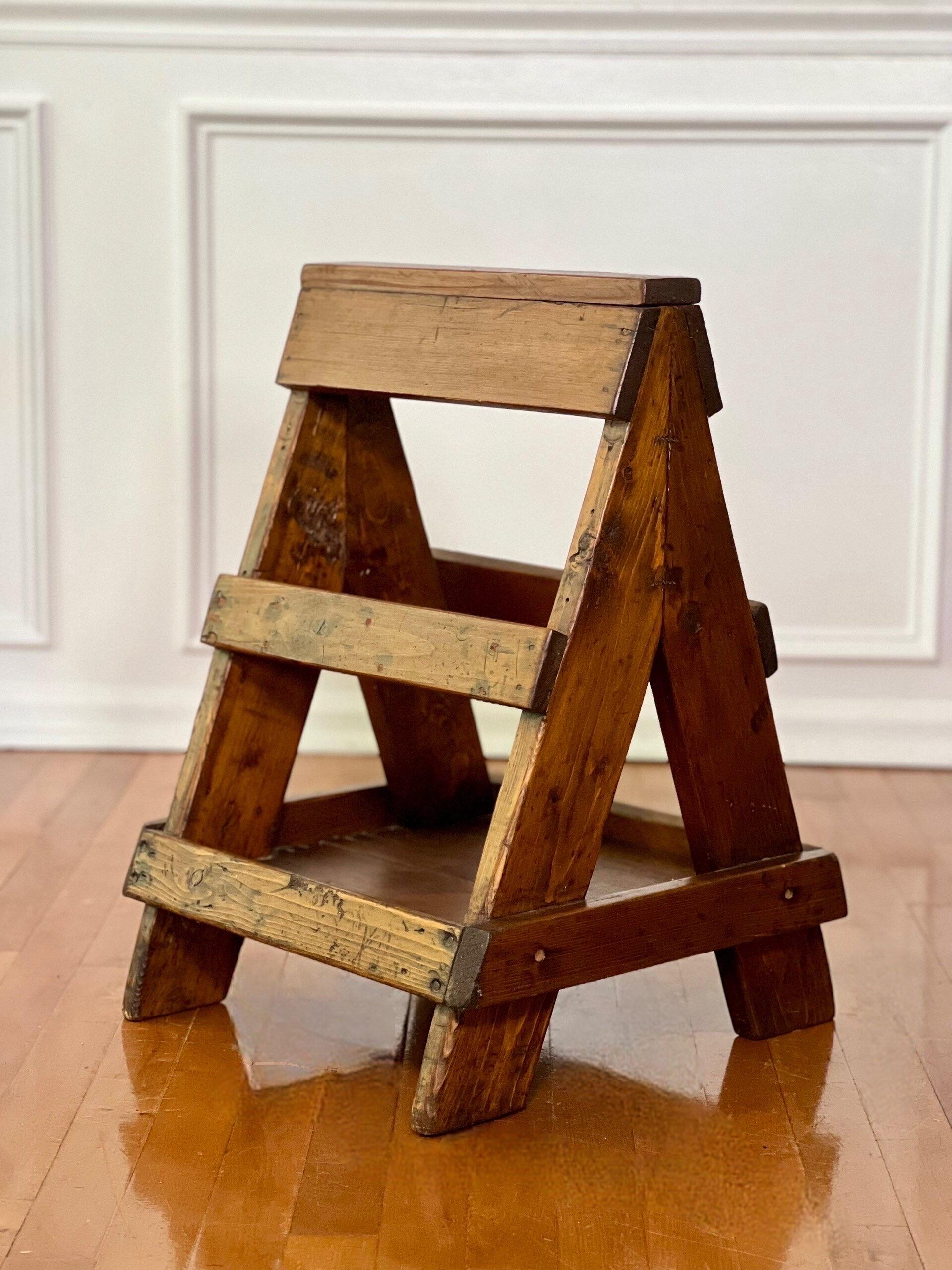 Antico cavalletto per sella realizzato a mano, inizio XX secolo.  Bellissimo stand con un design ad A con un piano inferiore per le provviste.  Molto solido e ben realizzato, con una patina calda e invecchiata. 