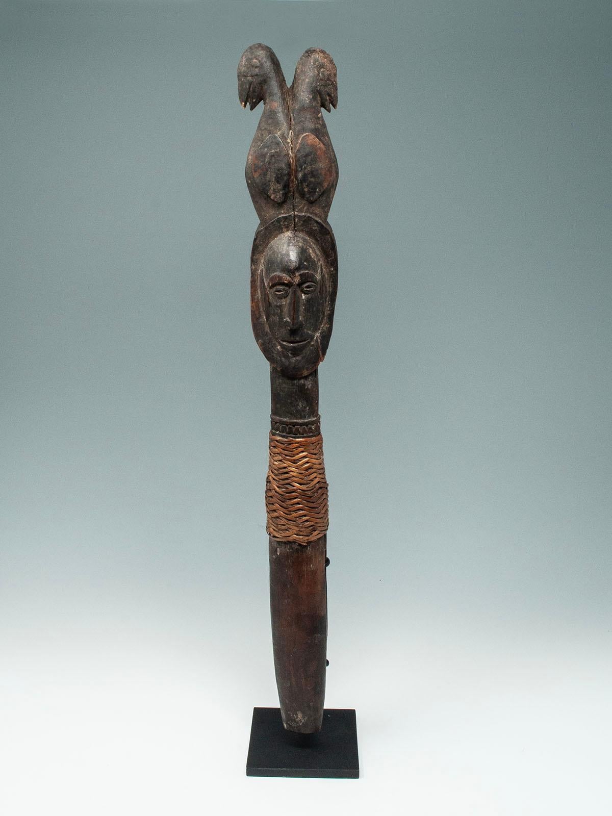 Clavija de sagú, tapak, pueblo Abelam/Wosera, provincia de Sepik Oriental, Papúa Nueva Guinea

Las clavijas de sagú se utilizan para sujetar una malla durante la preparación de la harina de sagú. Este ejemplo representa a un antepasado con cara de