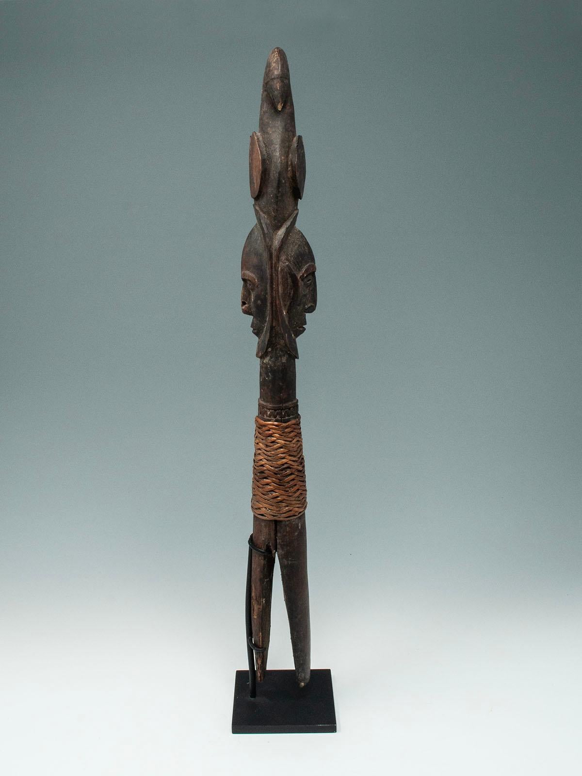 Palo de sagú de principios del siglo XX, Pueblo Abelam/Wosera, Papúa Nueva Guinea Tallado a mano en venta