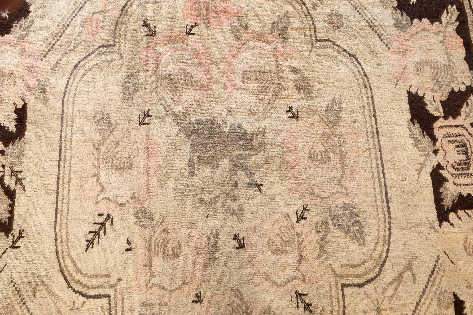 Early 20th century Samarkand (Khotan) carpet.
Size: 6'0