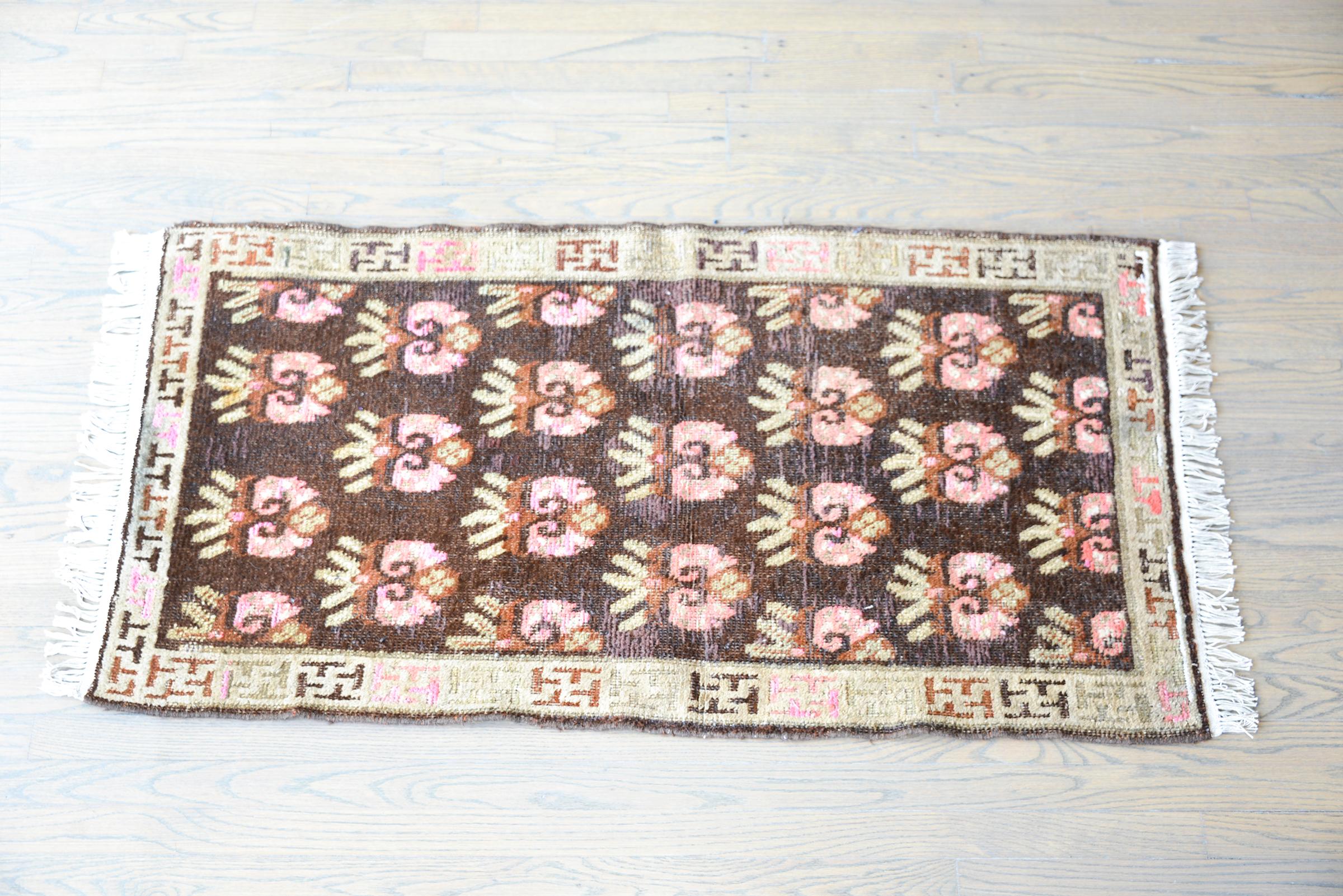 Early 20th Century Samarkand Rug For Sale 3