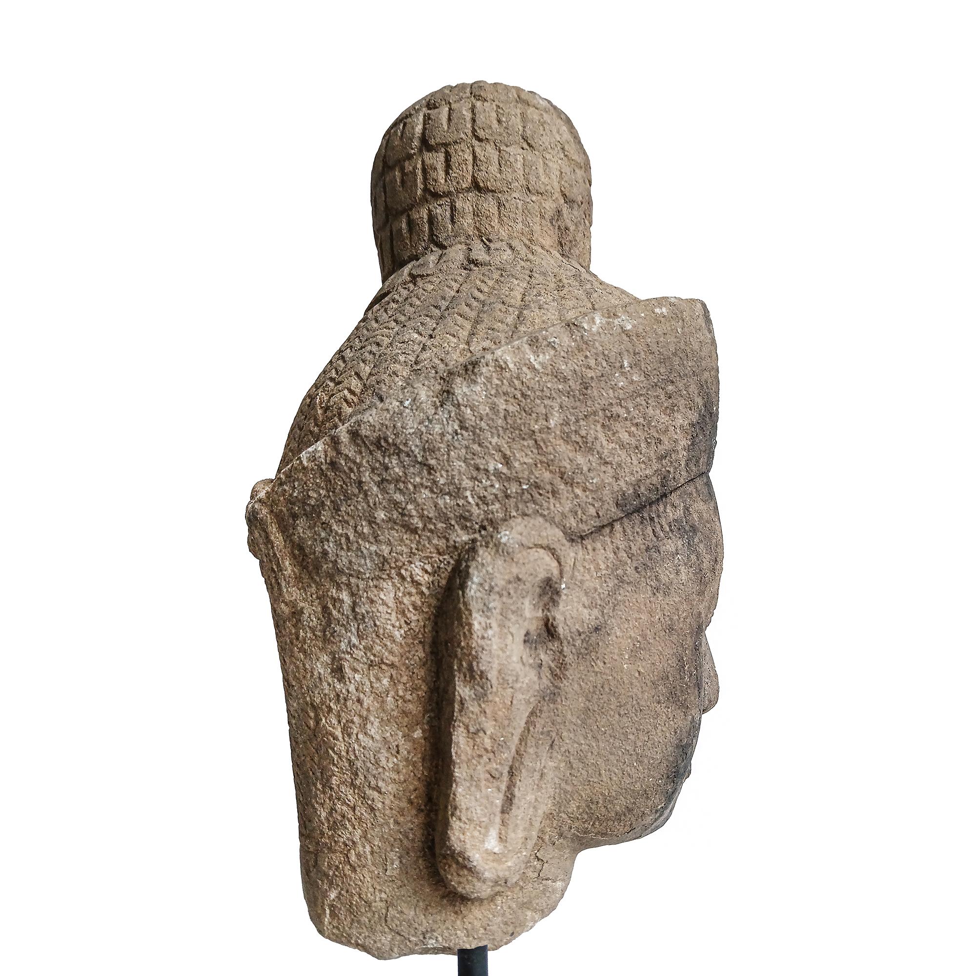 Tête de bouddha en grès du début du XXe siècle, Cambodge en vente 2