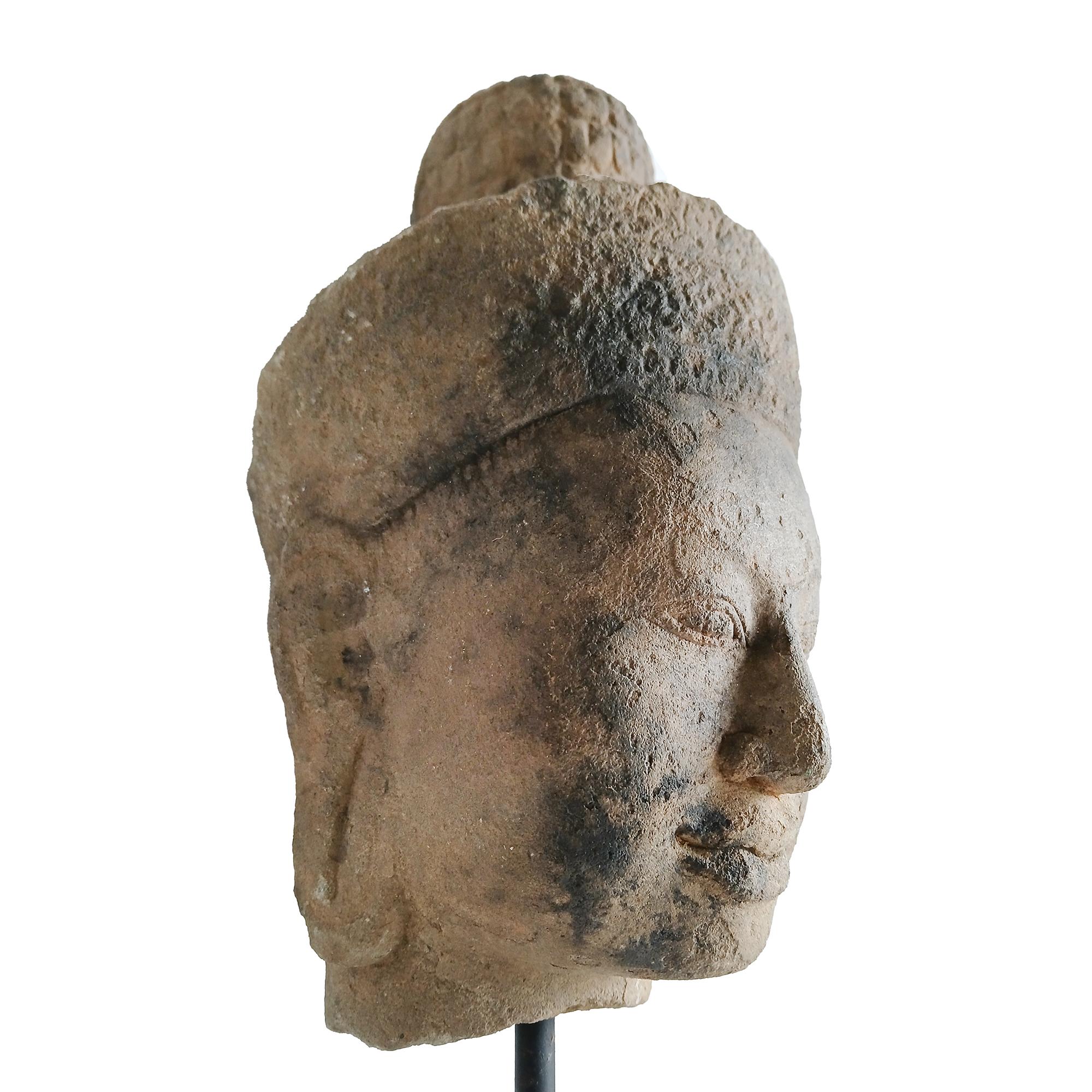 Tête de bouddha en grès du début du XXe siècle, Cambodge en vente 3