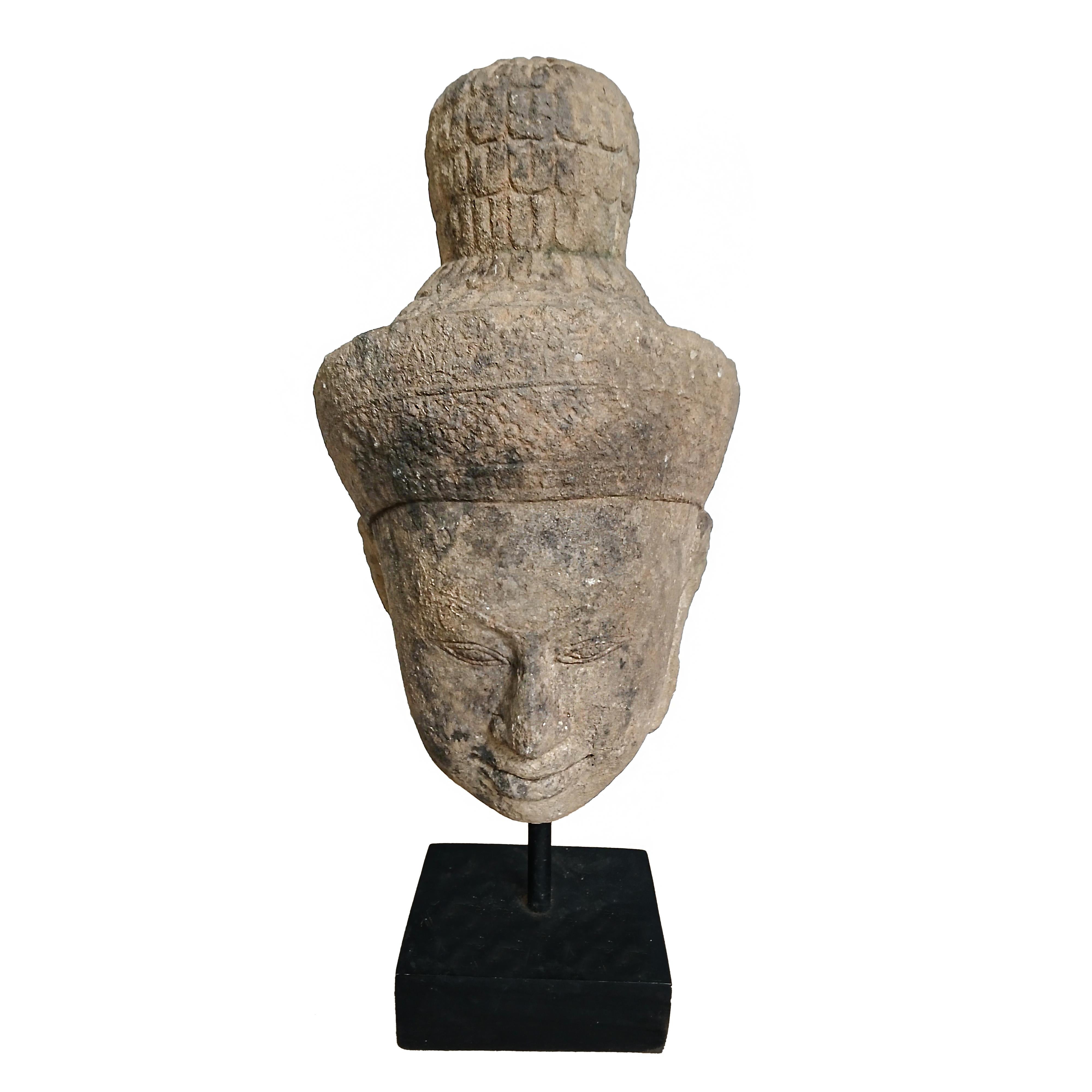 Tête de bouddha en grès du début du XXe siècle, Cambodge en vente 4