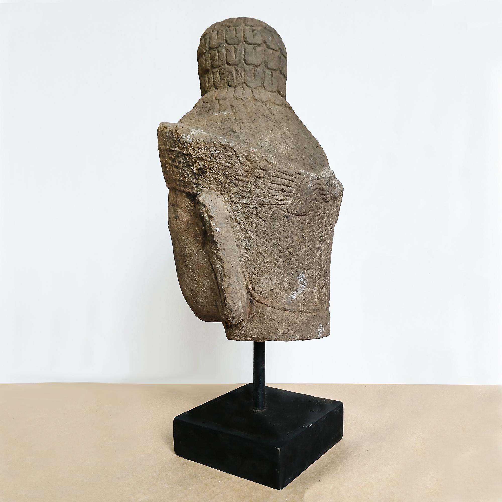 Tête de bouddha en grès du début du XXe siècle, Cambodge en vente 5