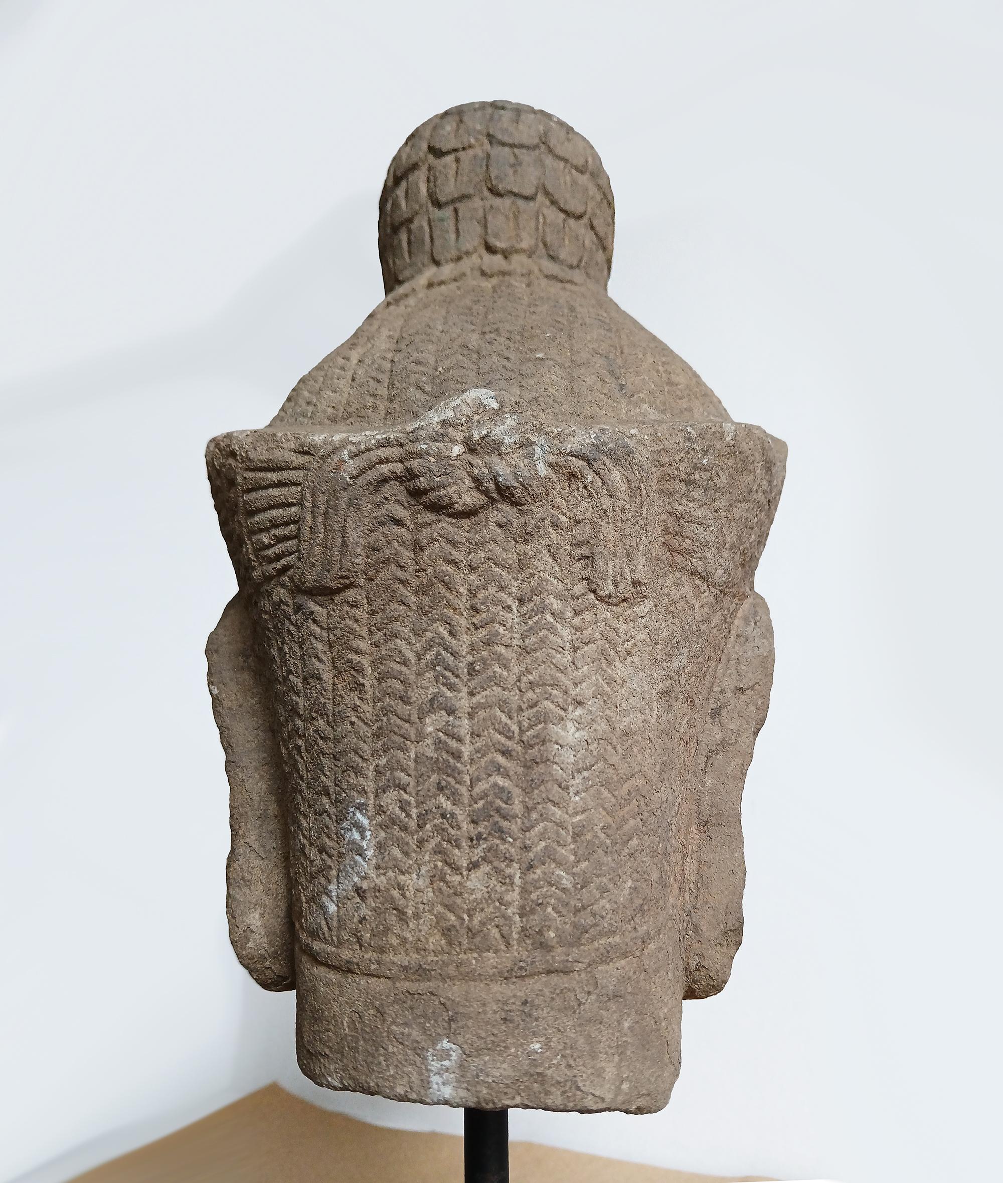 Tête de bouddha en grès du début du XXe siècle, Cambodge en vente 6