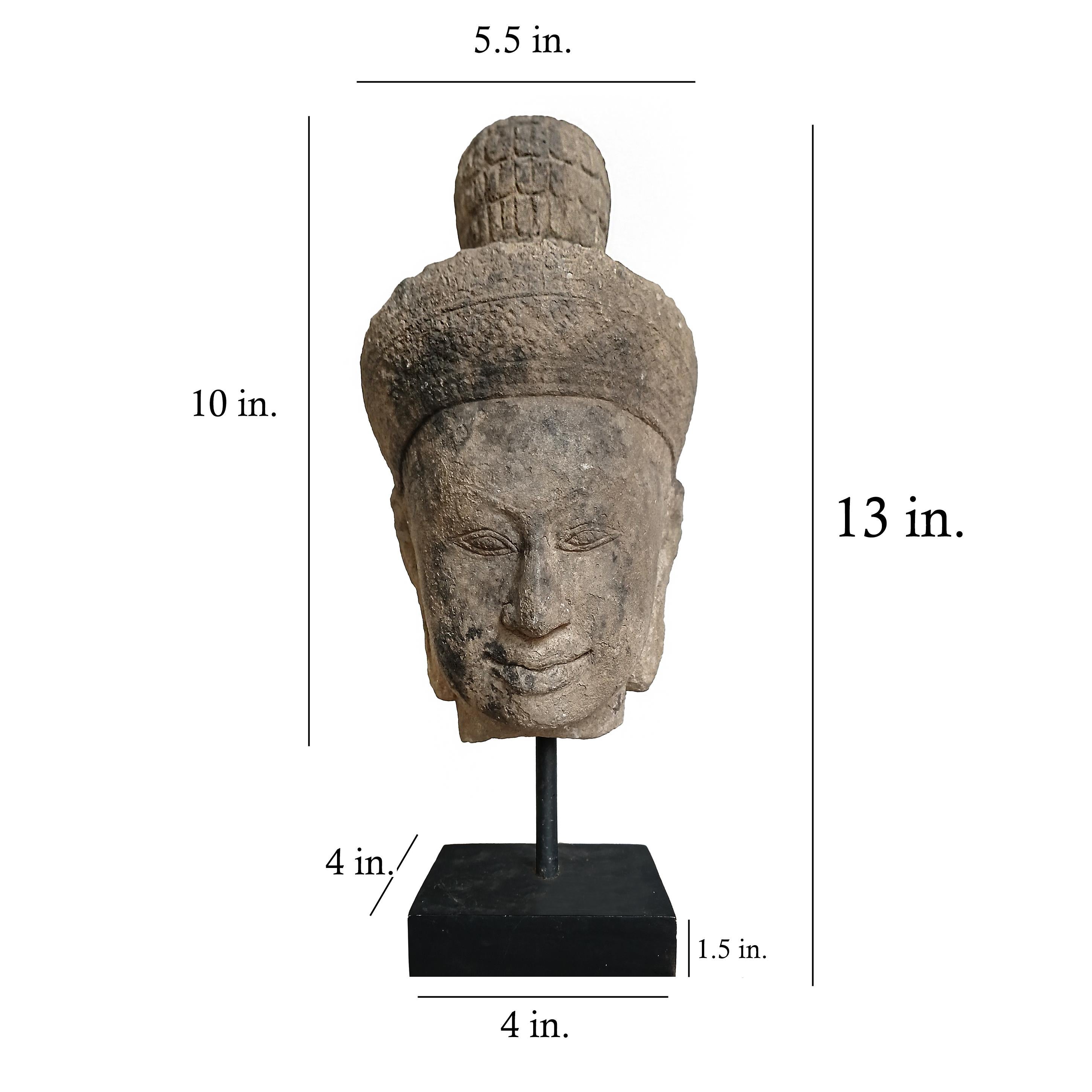 Tête de bouddha en grès du début du XXe siècle, Cambodge en vente 7