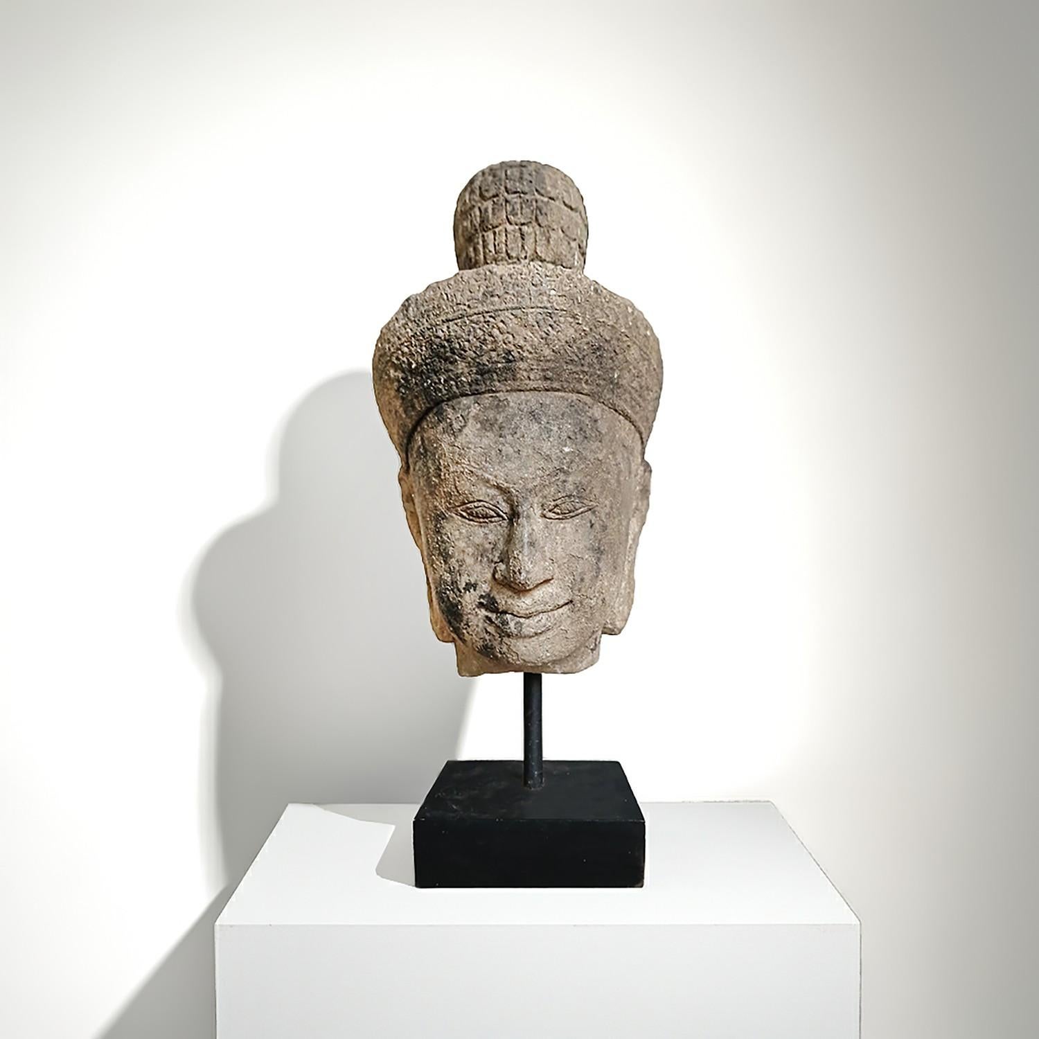 Tête de bouddha en grès du début du XXe siècle, Cambodge en vente 8