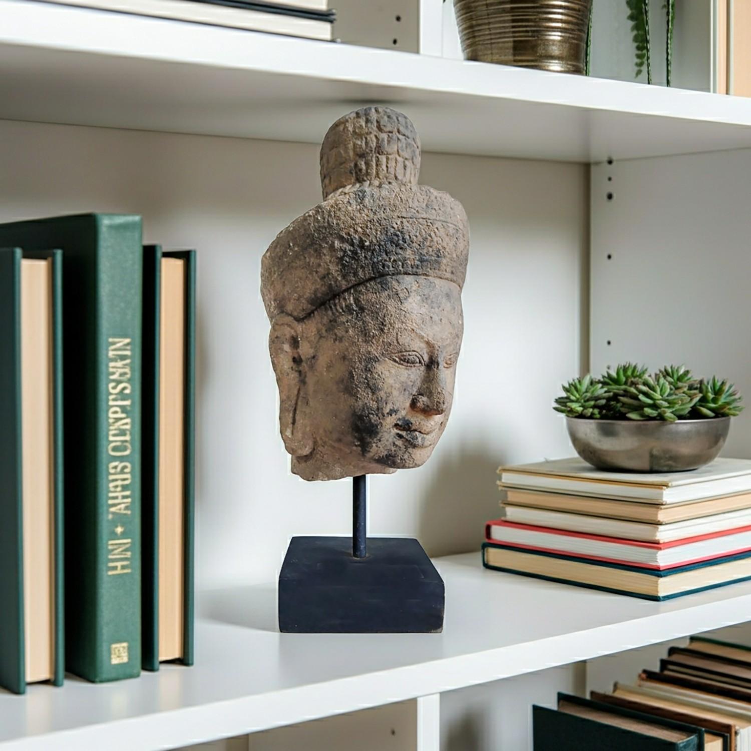 Tête de bouddha en grès du début du XXe siècle, Cambodge en vente 9