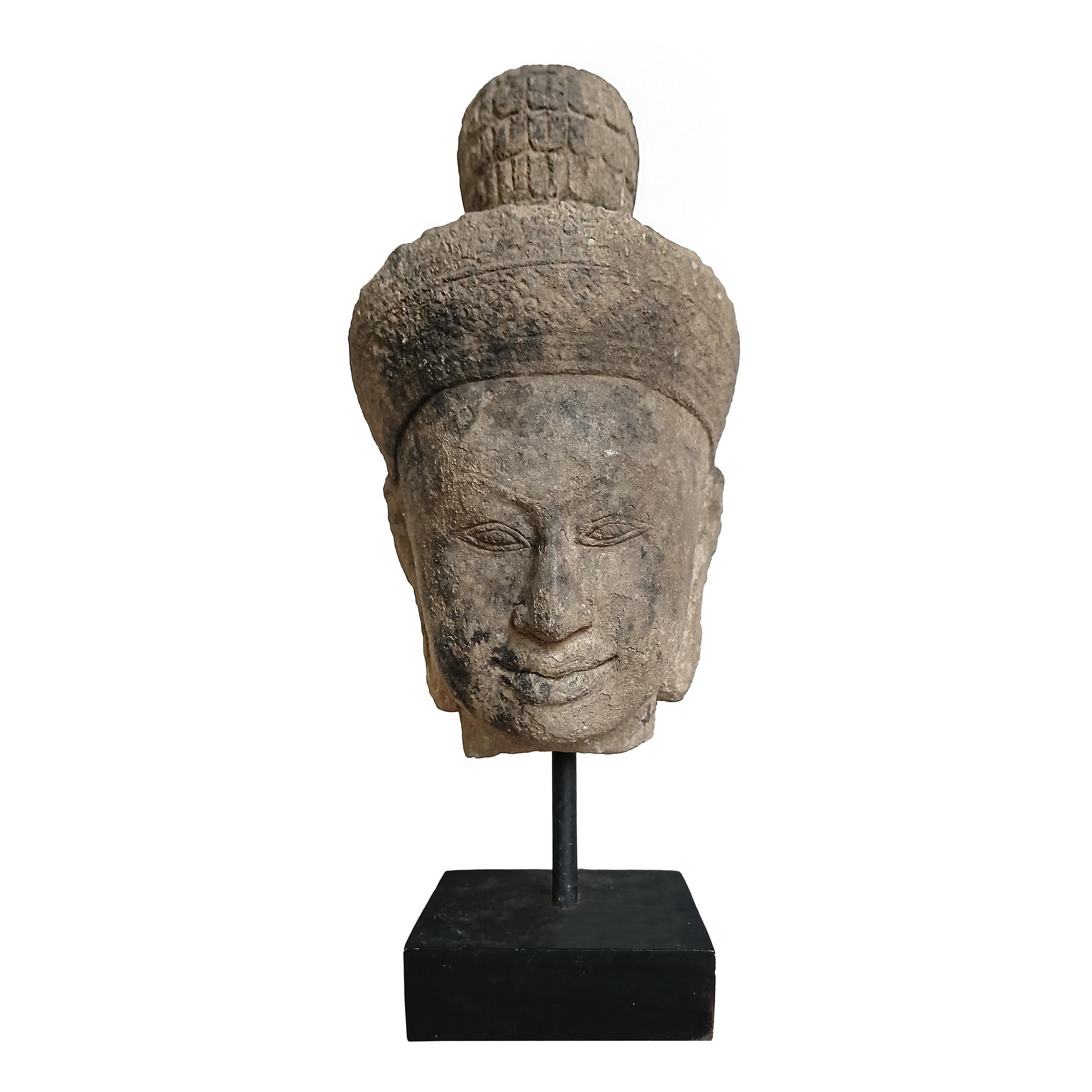 Autre Tête de bouddha en grès du début du XXe siècle, Cambodge en vente