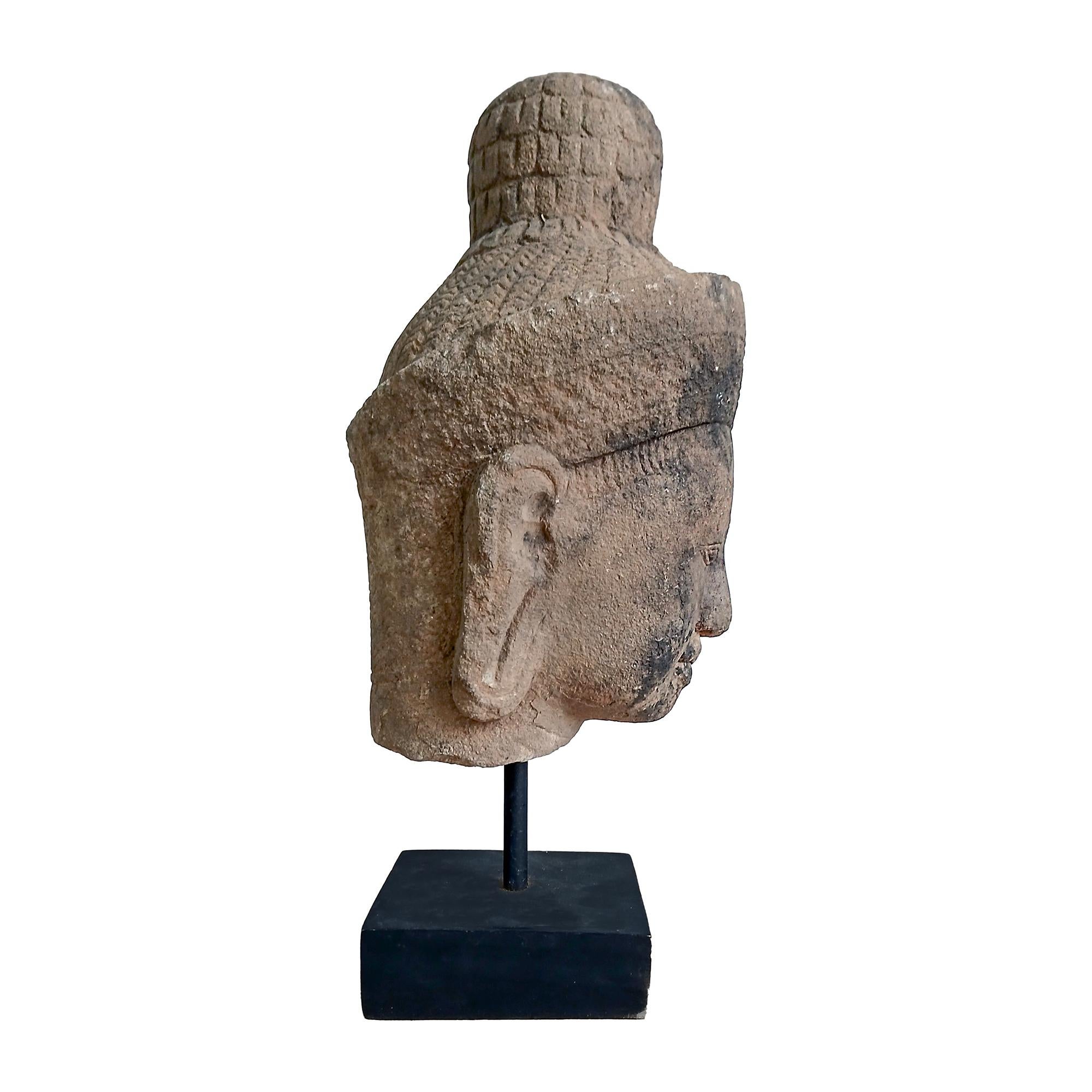 Sud-asiatique Tête de bouddha en grès du début du XXe siècle, Cambodge en vente