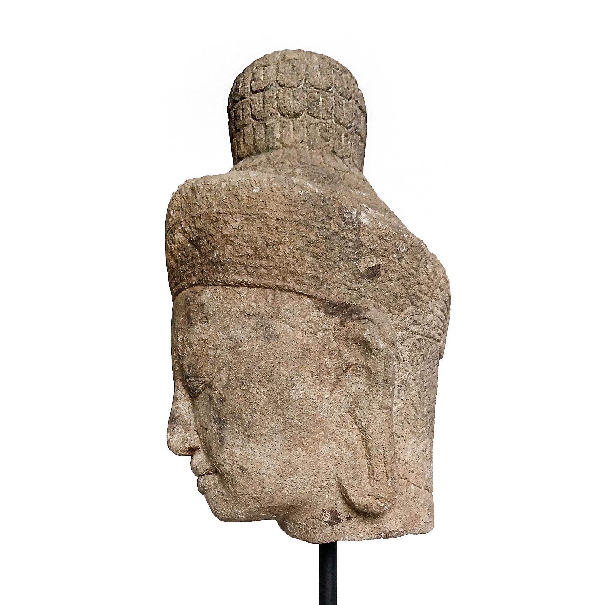 Grès Tête de bouddha en grès du début du XXe siècle, Cambodge en vente