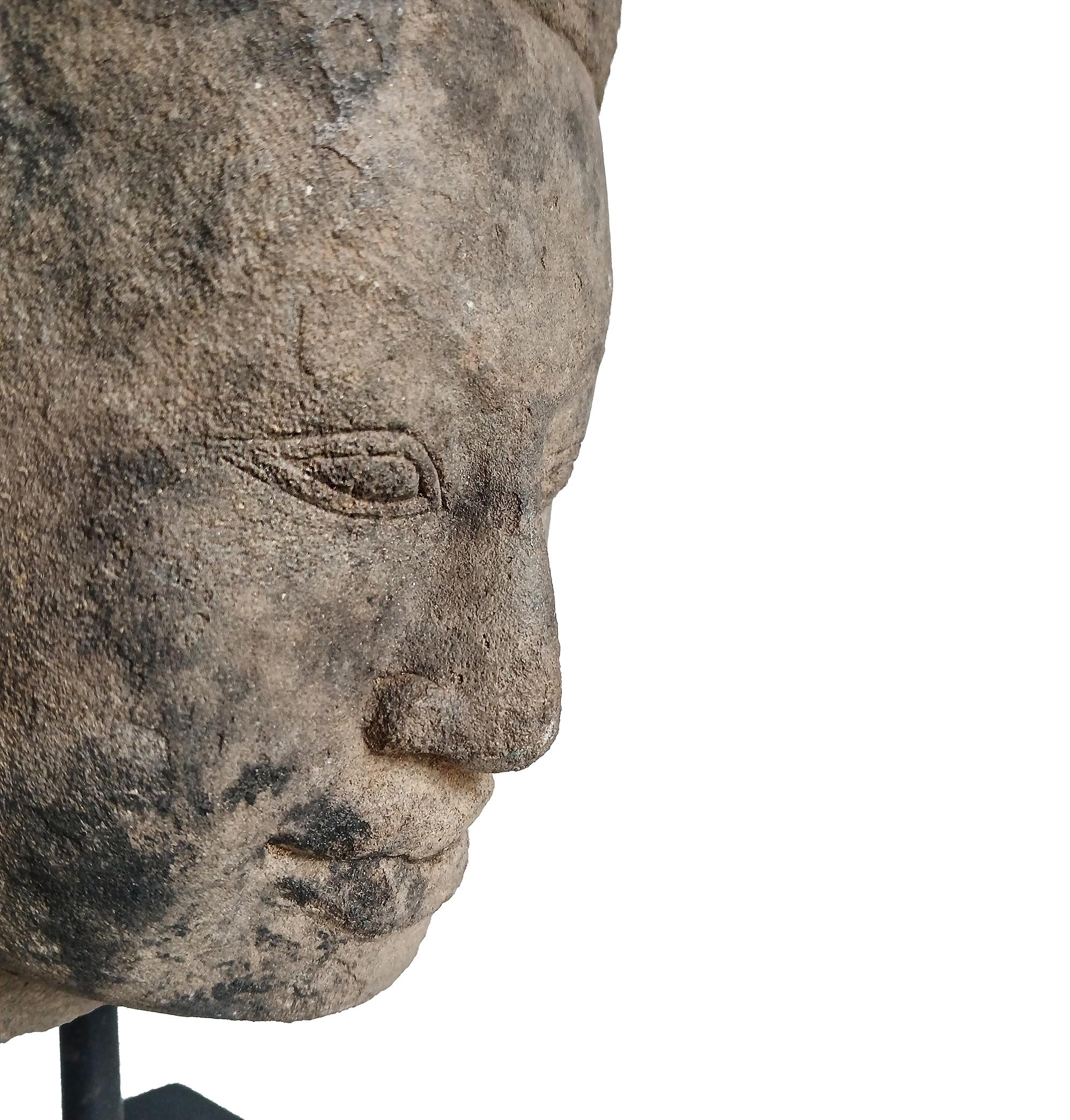 Tête de bouddha en grès du début du XXe siècle, Cambodge en vente 1