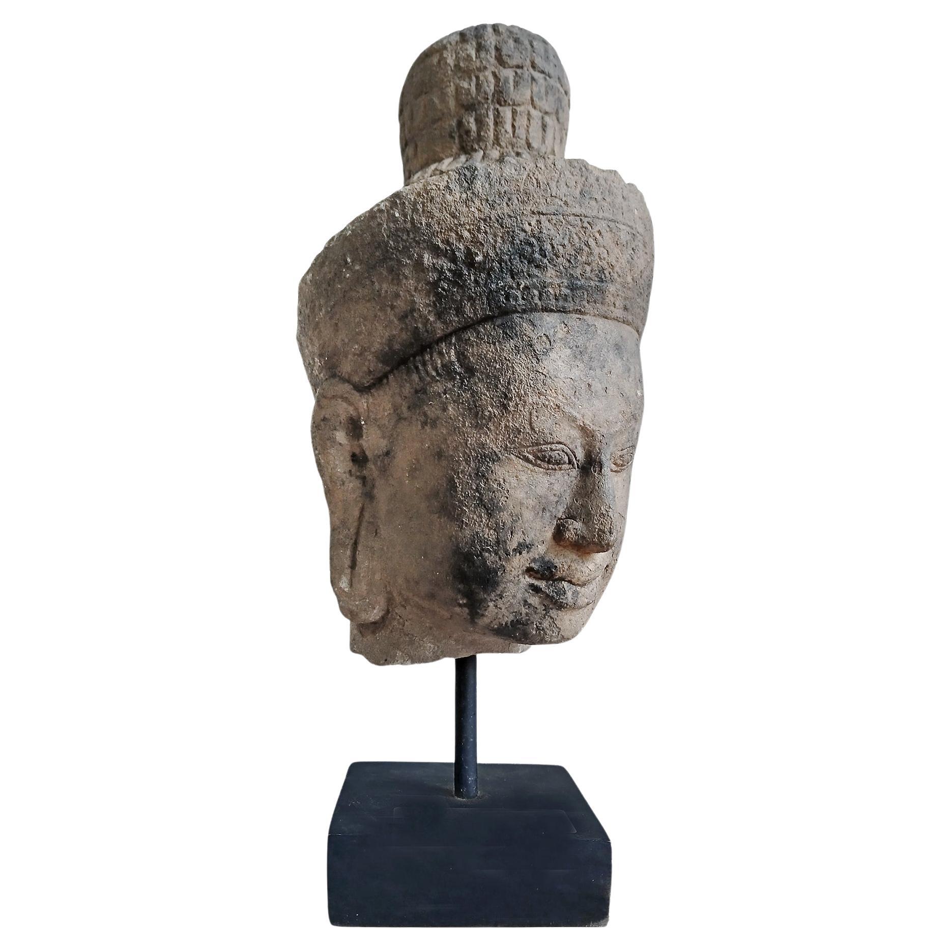 Testa di Buddha in pietra arenaria dei primi del Novecento, Cambogia