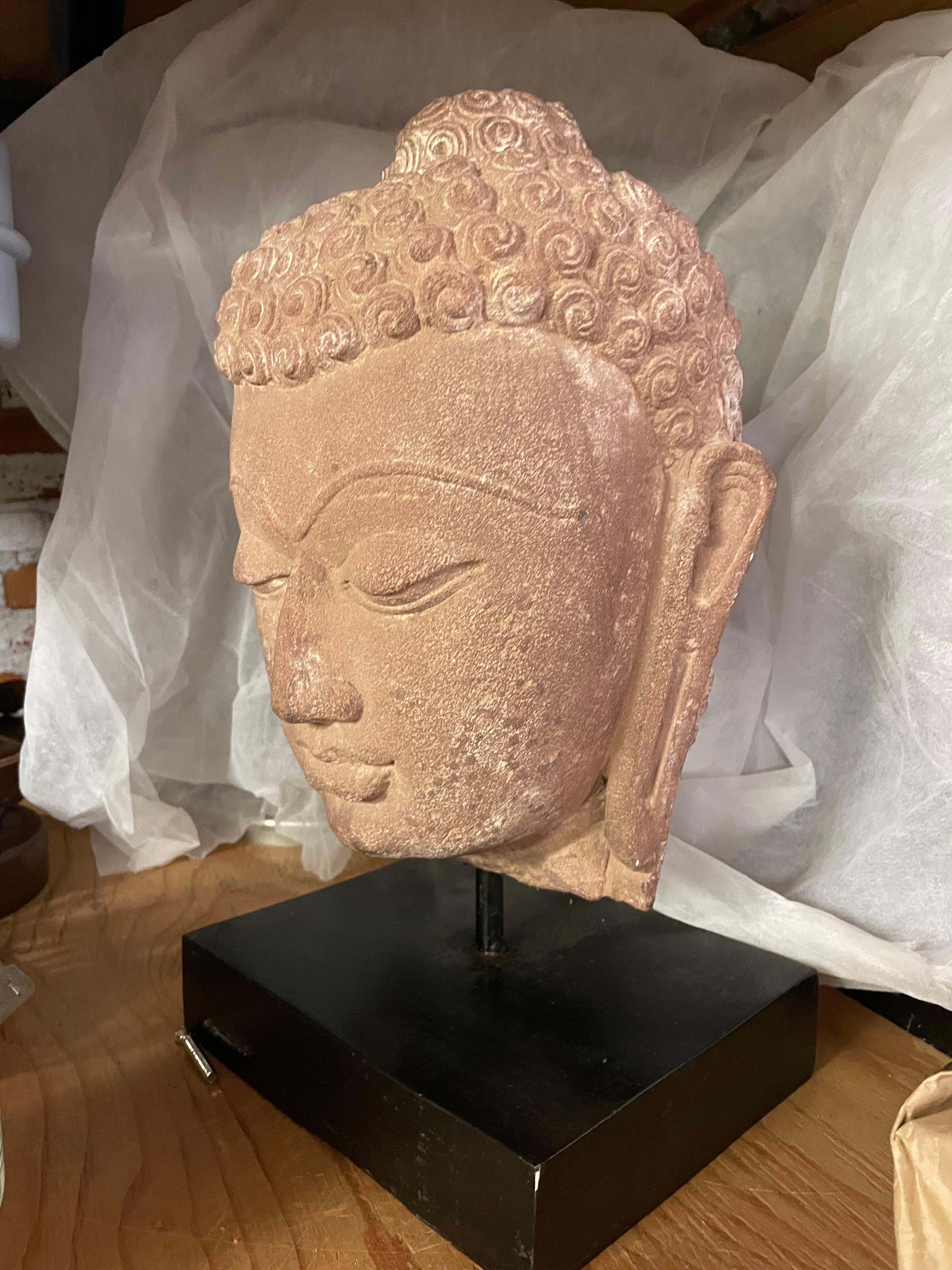 Buddha-Kopf aus Sandstein des frühen 20. Jahrhunderts, Nordindien im Angebot 2