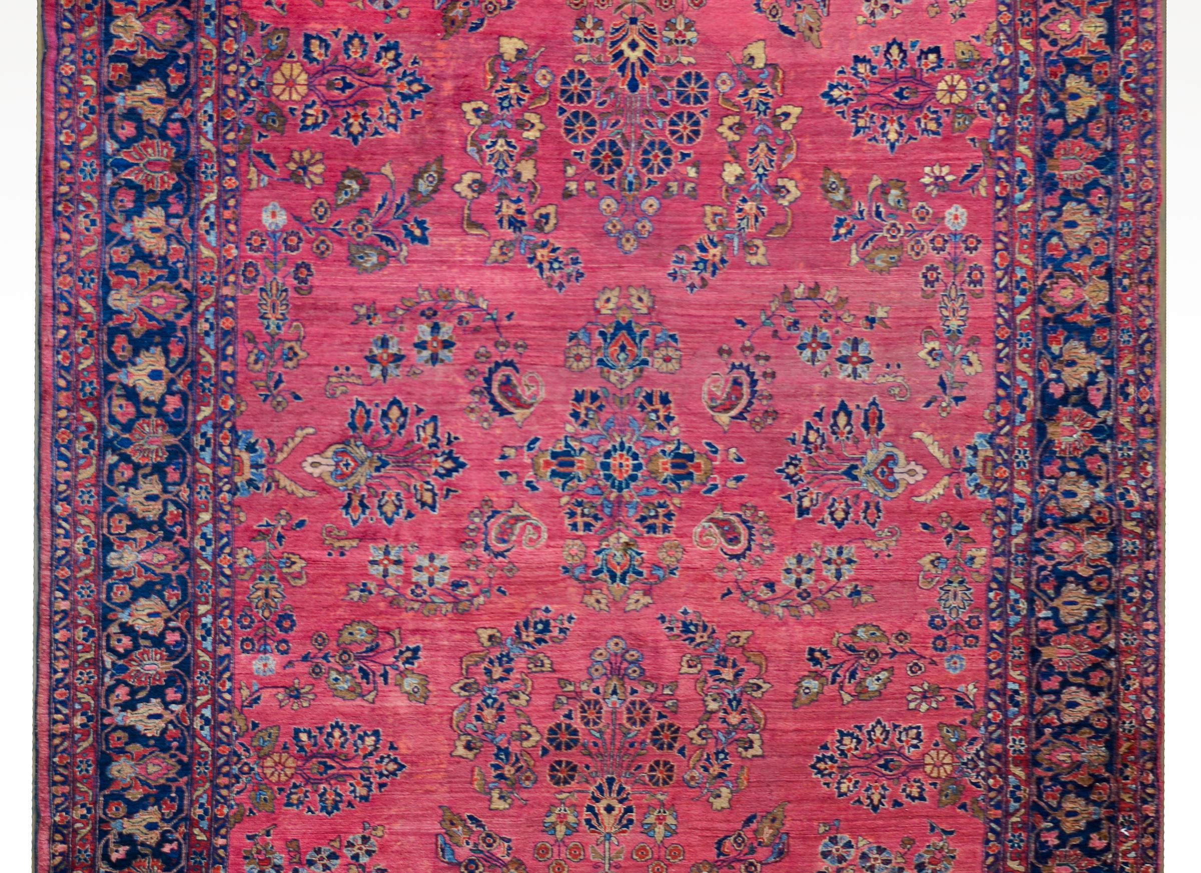 Un incredibile tappeto persiano Sarouk Mohajeran dell'inizio del XX secolo con un motivo a grappolo floreale specchiato all-over tessuto nei tradizionali colori Sarouk dell'indaco chiaro e scuro, rosa, crema e rosso, su uno sfondo color mirtillo