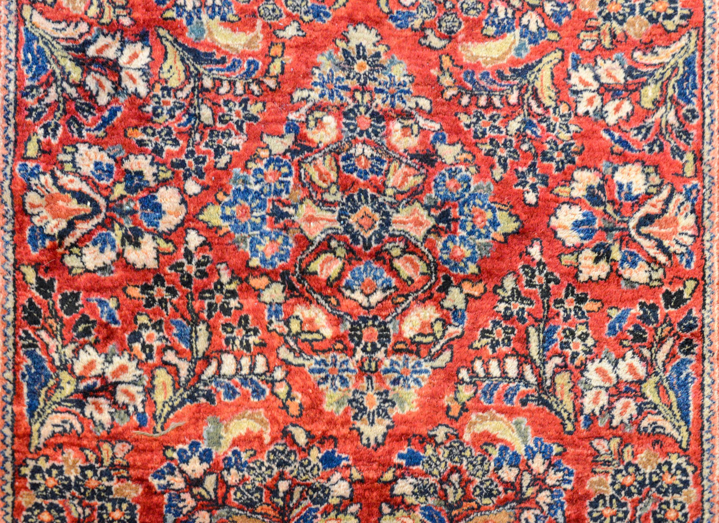 Hand-Woven Early 20th Century Sarouk Rug