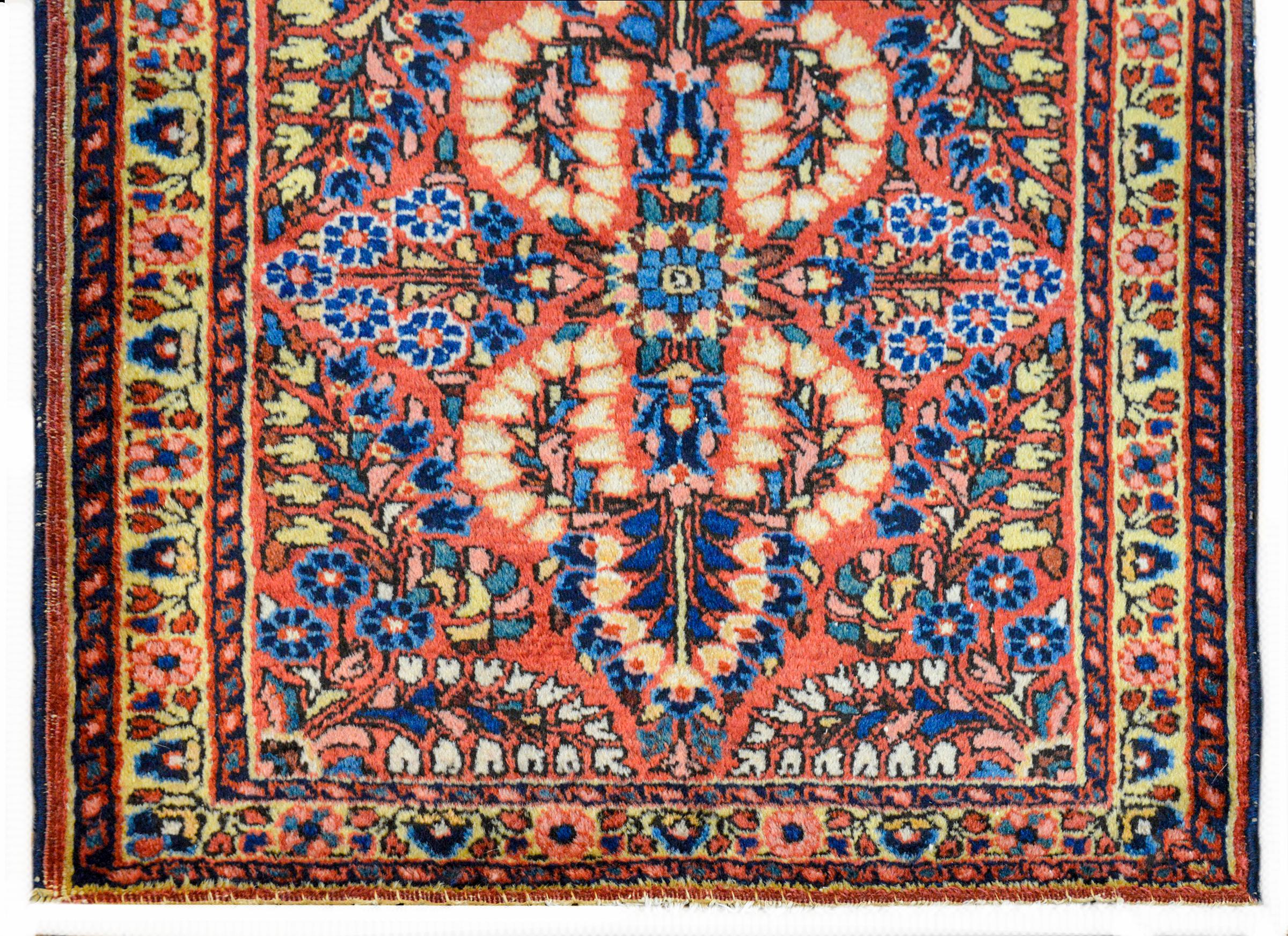 Early 20th Century Sarouk Rug In Good Condition For Sale In Chicago, IL