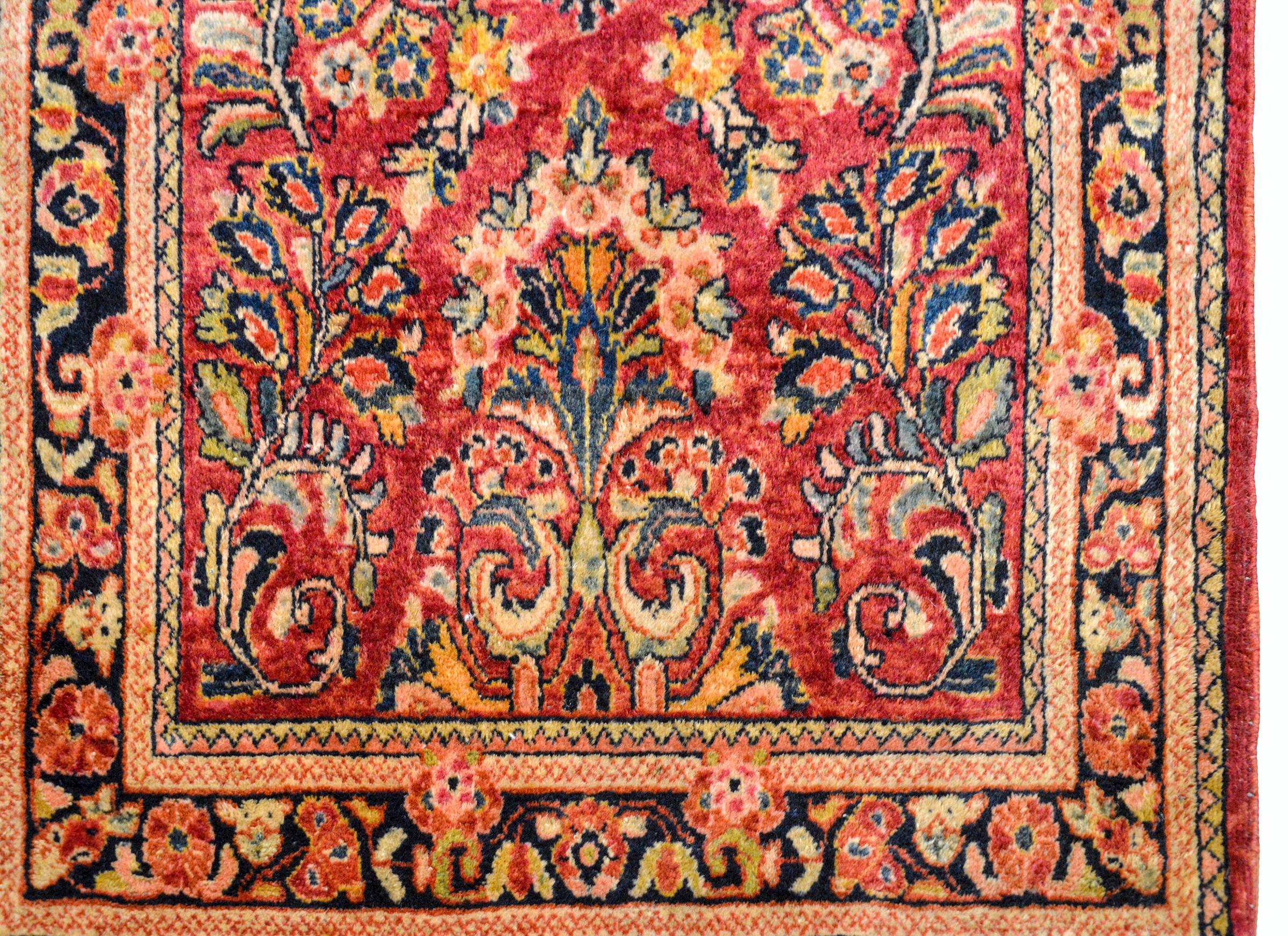 Early 20th Century Sarouk Rug In Good Condition For Sale In Chicago, IL