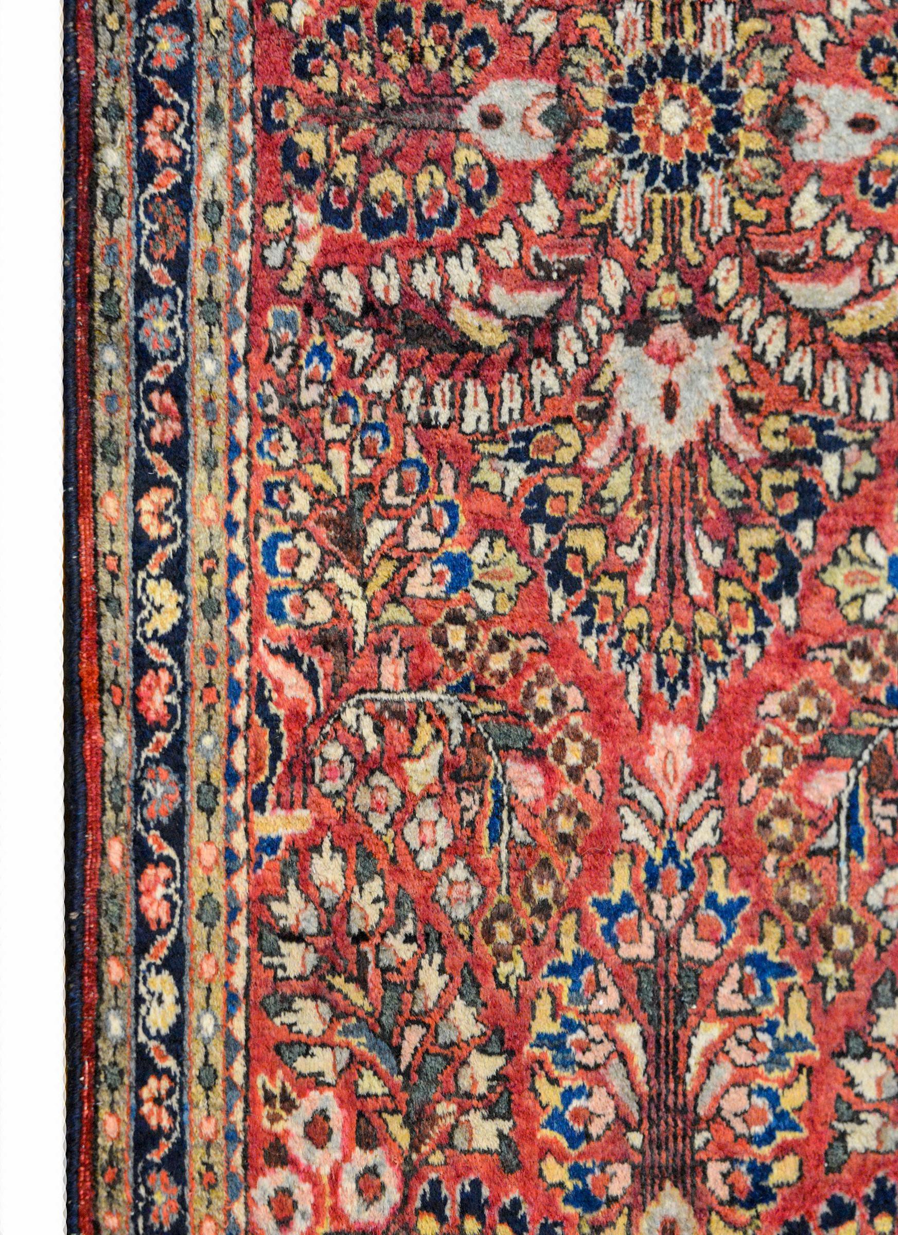 Early 20th Century Sarouk Rug In Good Condition For Sale In Chicago, IL
