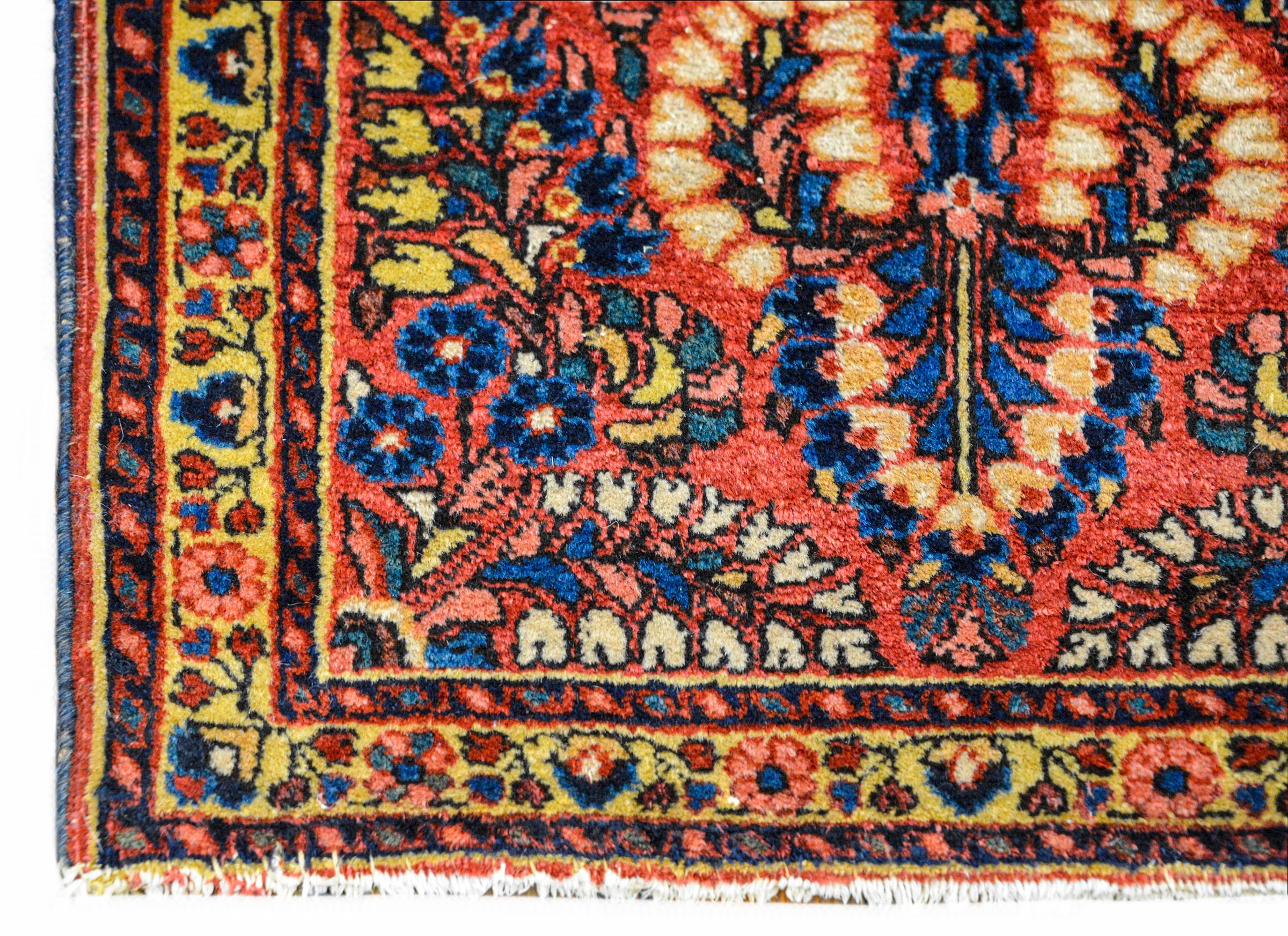 Early 20th Century Sarouk Rug For Sale 1