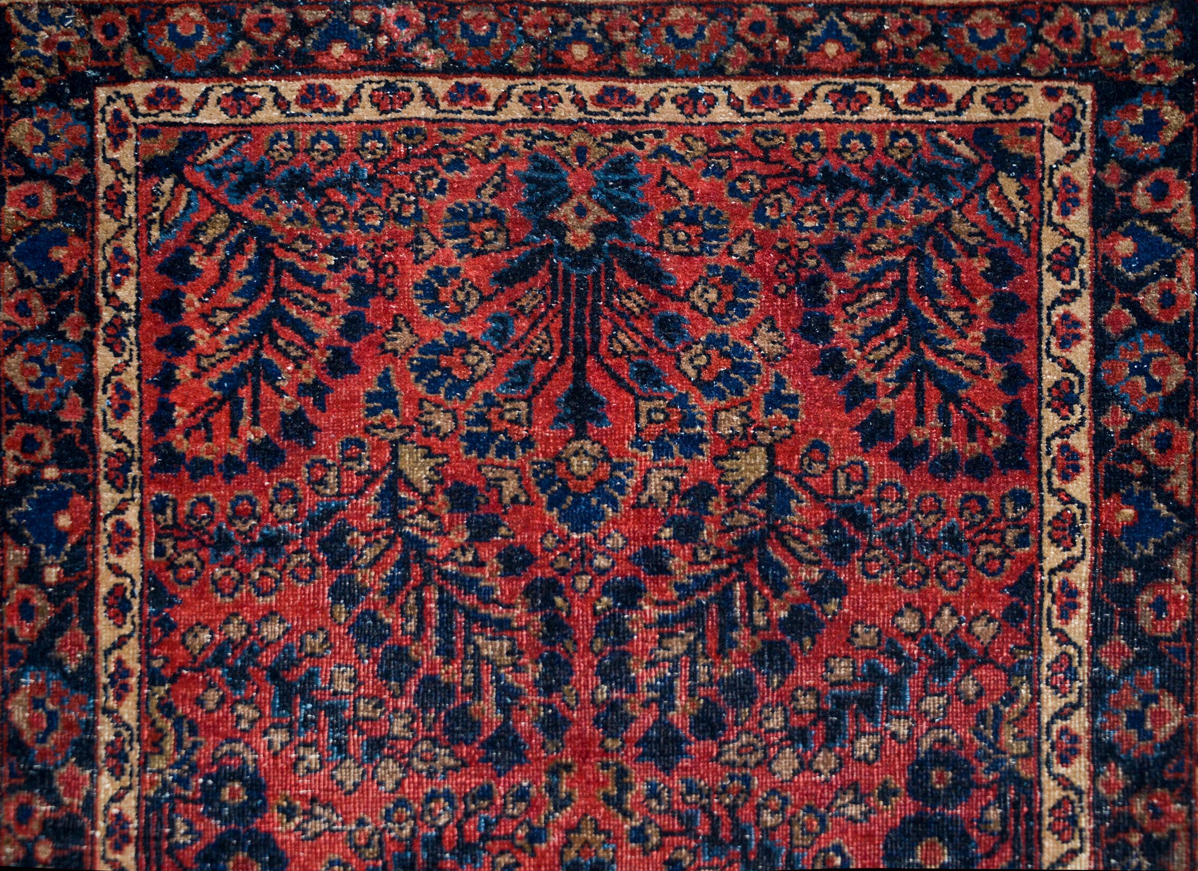 Early 20th Century Sarouk Rug For Sale 1
