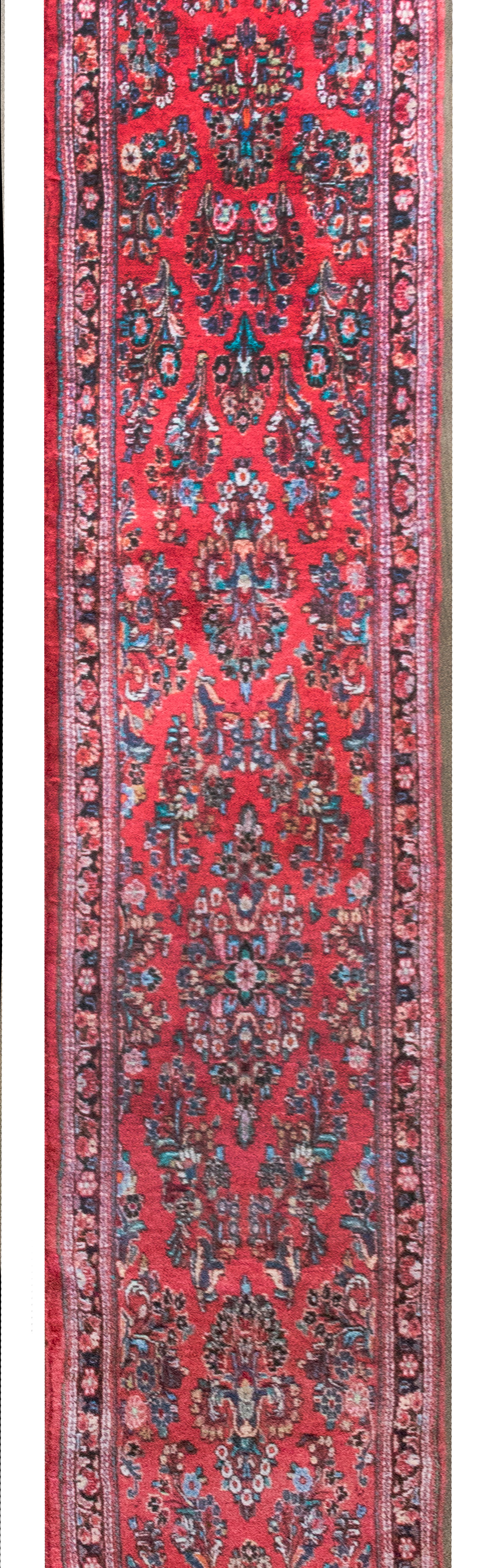 Un tradizionale runner Sarouk persiano dell'inizio del XX secolo con un motivo fluttuante a specchio in varie tonalità di indaco, rosa e crema su uno sfondo color mirtillo rosso, circondato da diverse strisce sottili con motivi floreali.