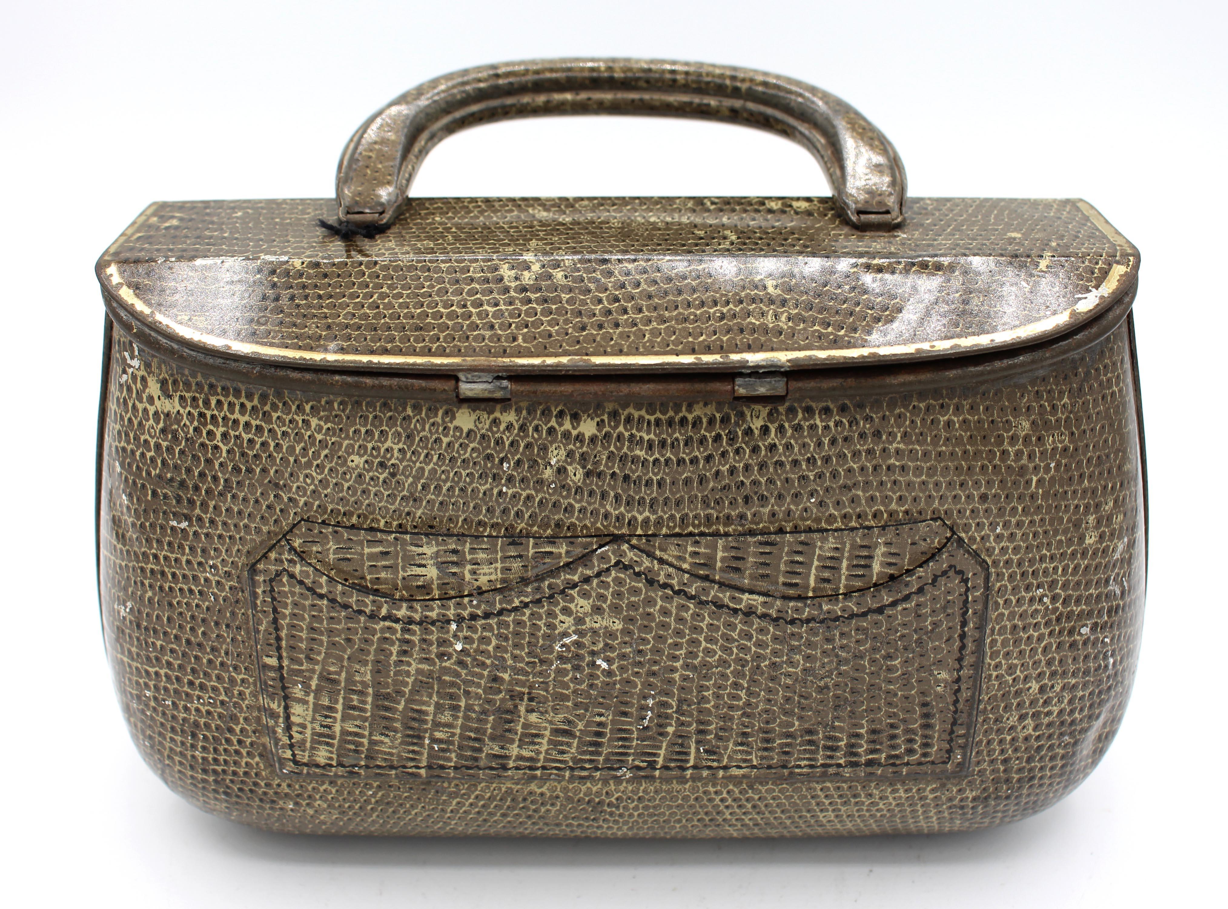 Mouvement esthétique Étain biscuit en forme de sac à main du début du 20e siècle par Huntley & Palmers en vente