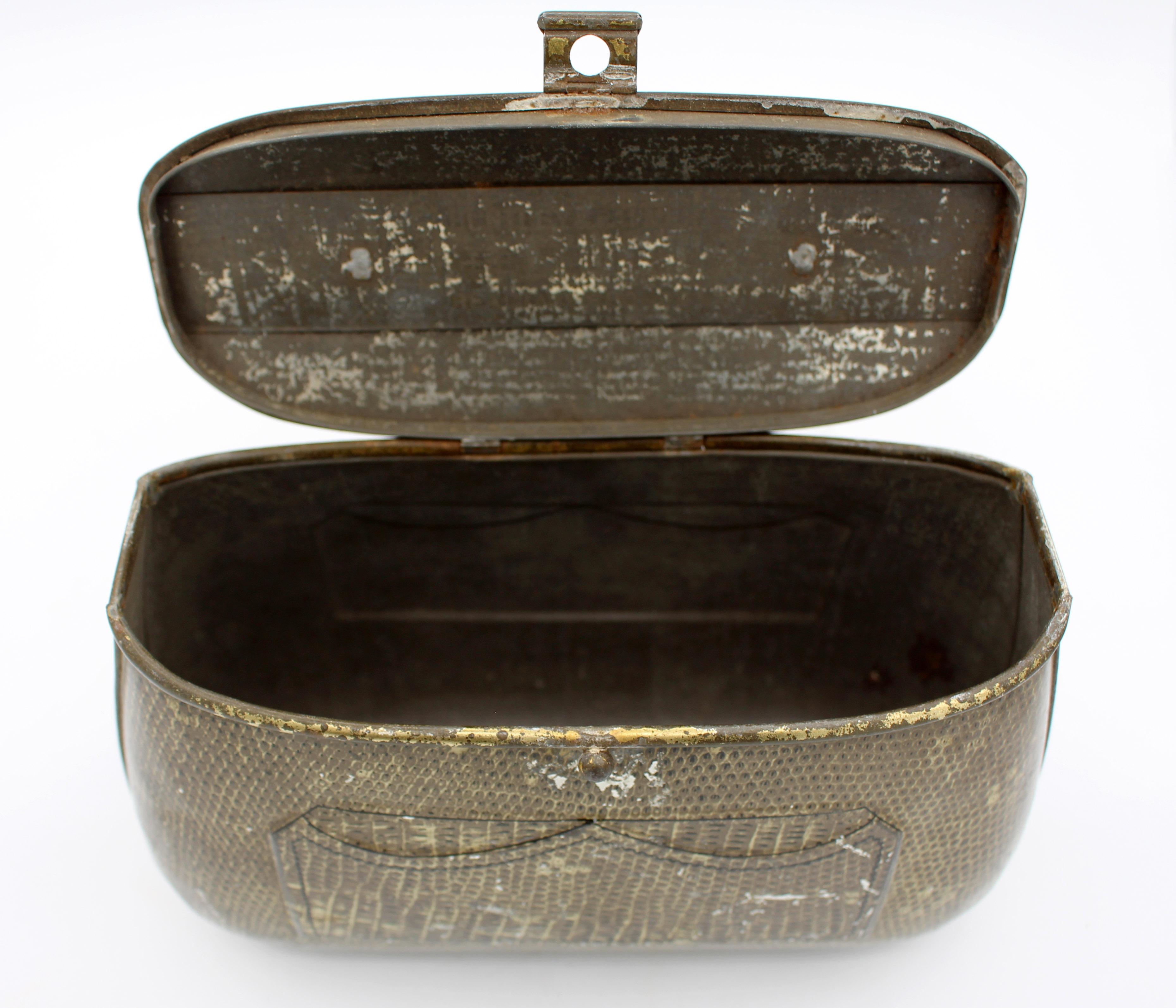 Early 20th Century Satchel Form Biscuit Tin by Huntley & Palmers In Good Condition For Sale In Chapel Hill, NC