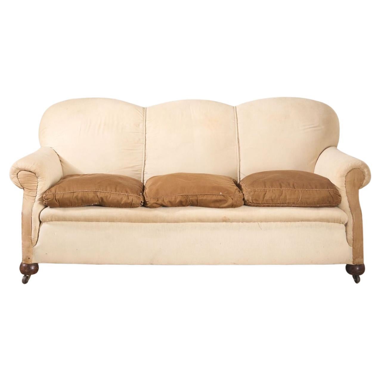Early 20th century Scalloped back country house sofa en vente