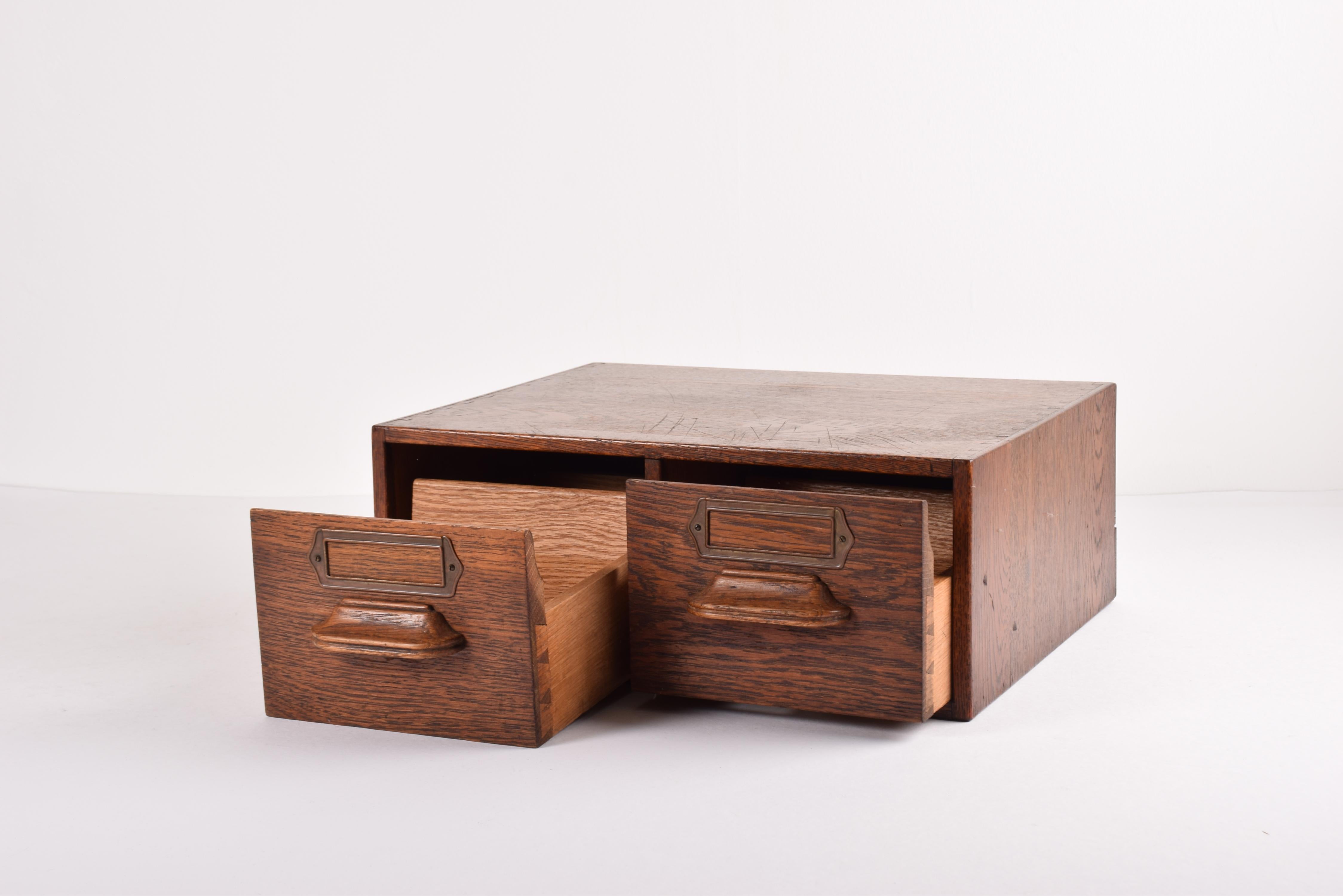 Skandinavischer Filing-Schrank aus massiver Eiche des frühen 20. Jahrhunderts mit zwei Schubladen (Arts and Crafts) im Angebot