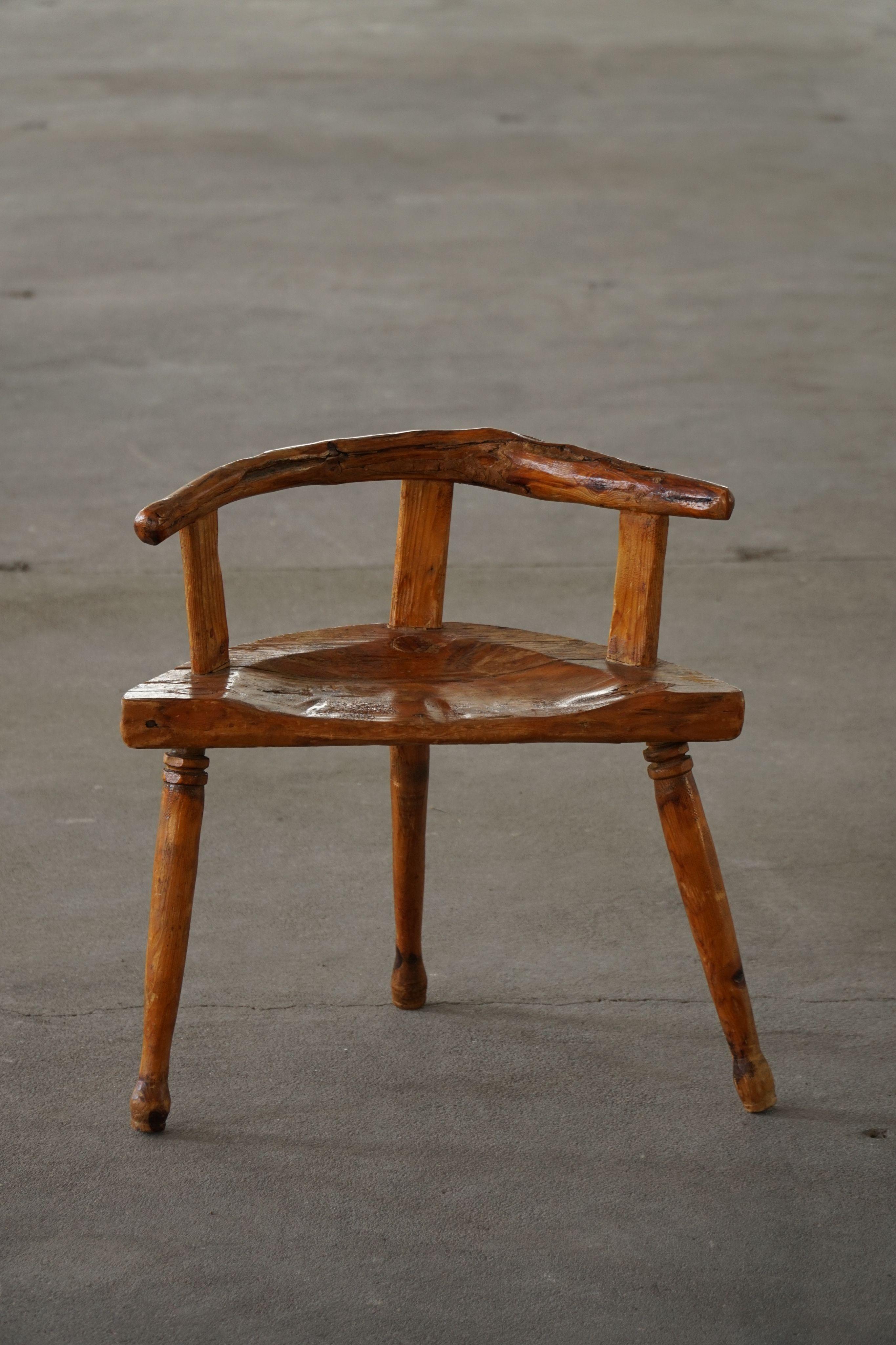 Anfang 20. Jahrhundert, Skandinavische Volkskunst Dreibeiniger Stuhl aus Kiefer, Wabi Sabi im Angebot 5