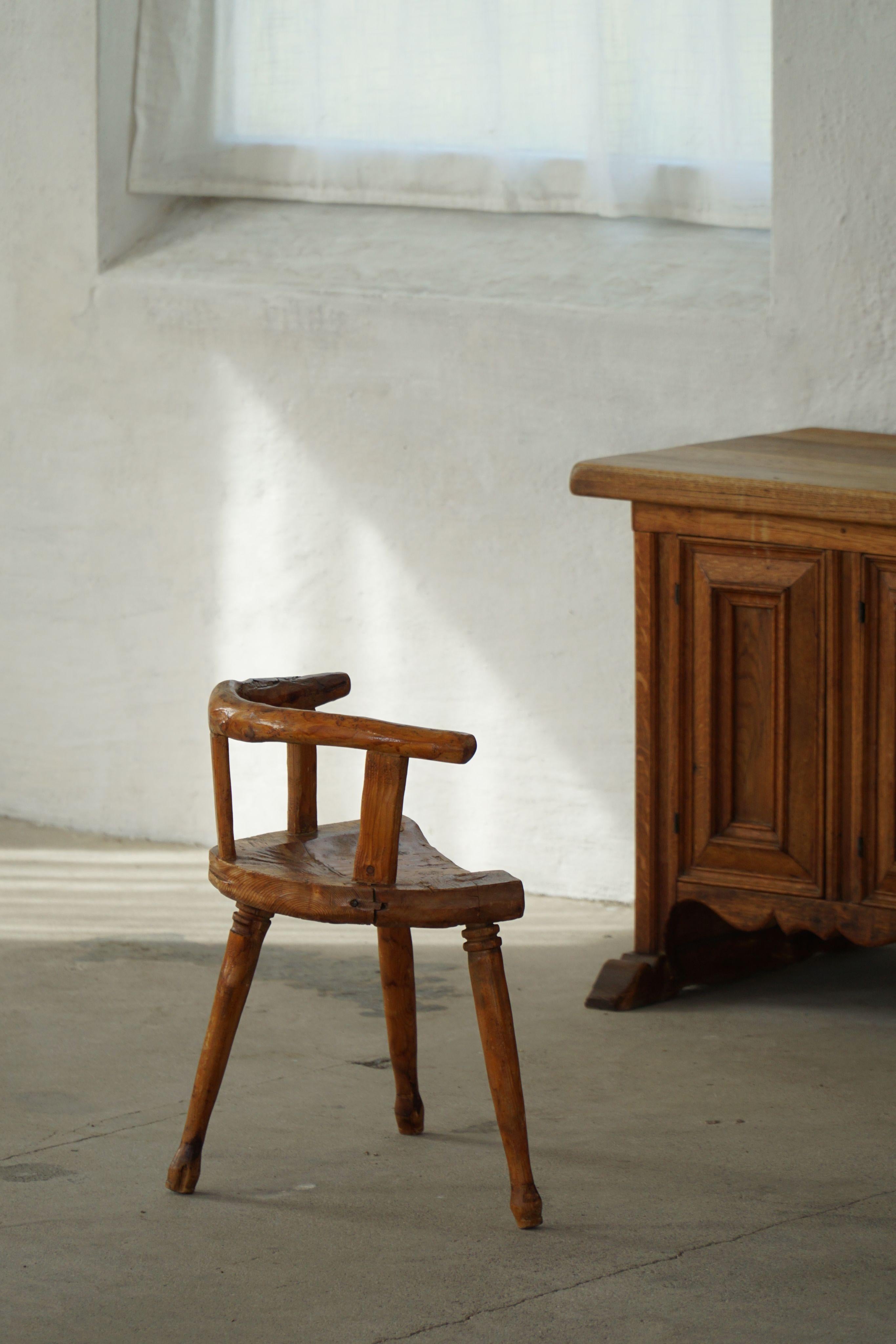 Anfang 20. Jahrhundert, Skandinavische Volkskunst Dreibeiniger Stuhl aus Kiefer, Wabi Sabi (Handgeschnitzt) im Angebot