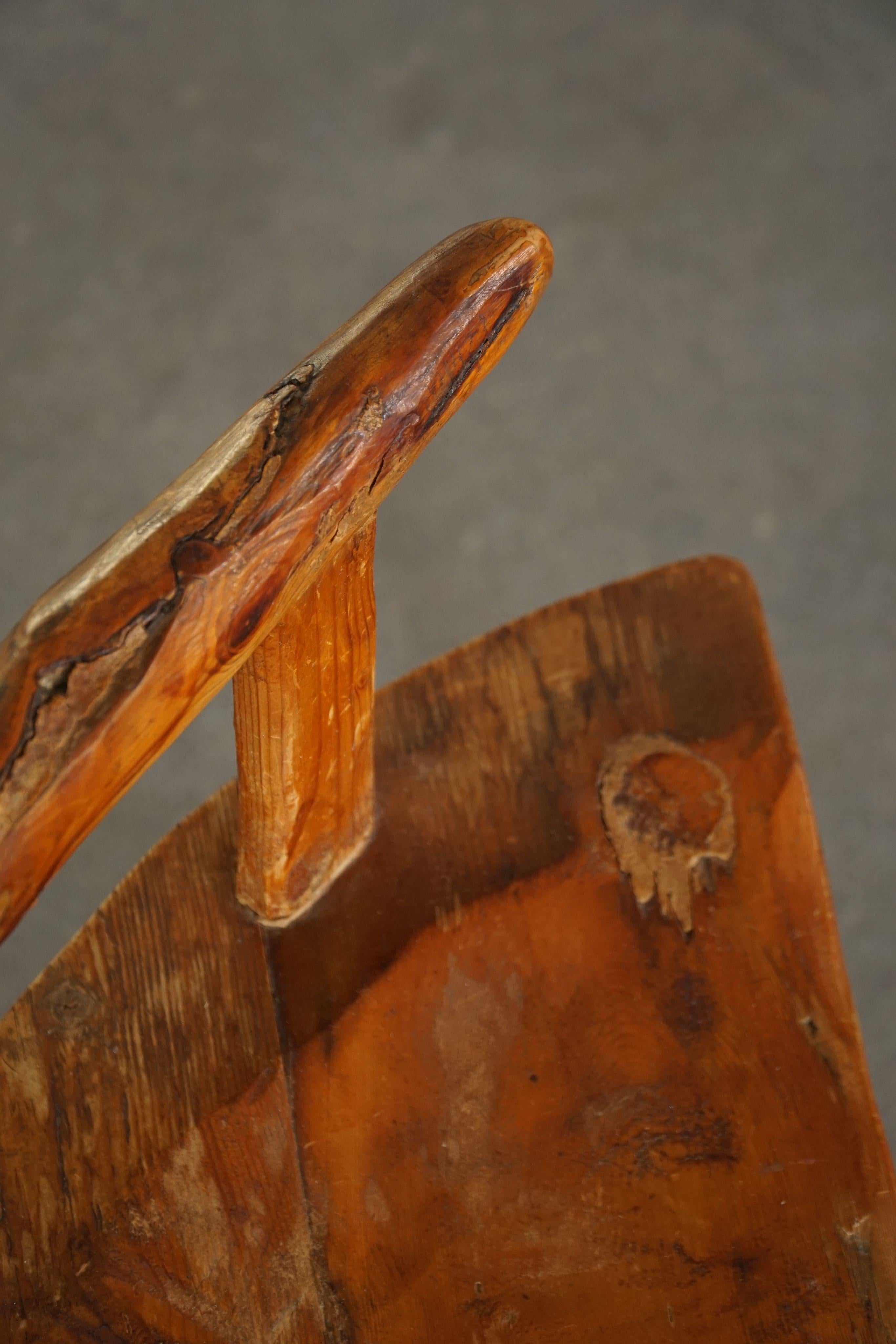 Anfang 20. Jahrhundert, Skandinavische Volkskunst Dreibeiniger Stuhl aus Kiefer, Wabi Sabi im Angebot 2