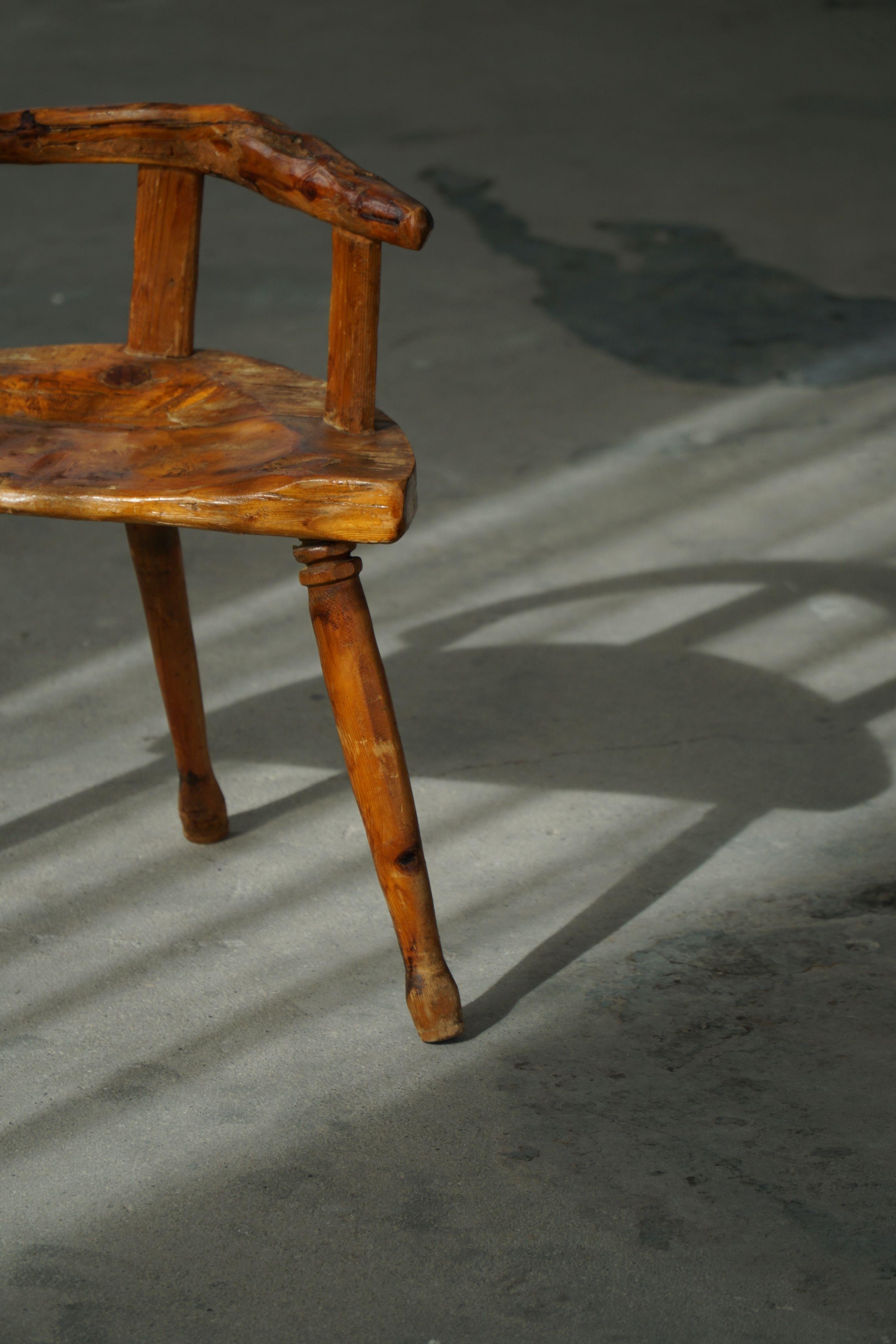 Anfang 20. Jahrhundert, Skandinavische Volkskunst Dreibeiniger Stuhl aus Kiefer, Wabi Sabi im Angebot 3