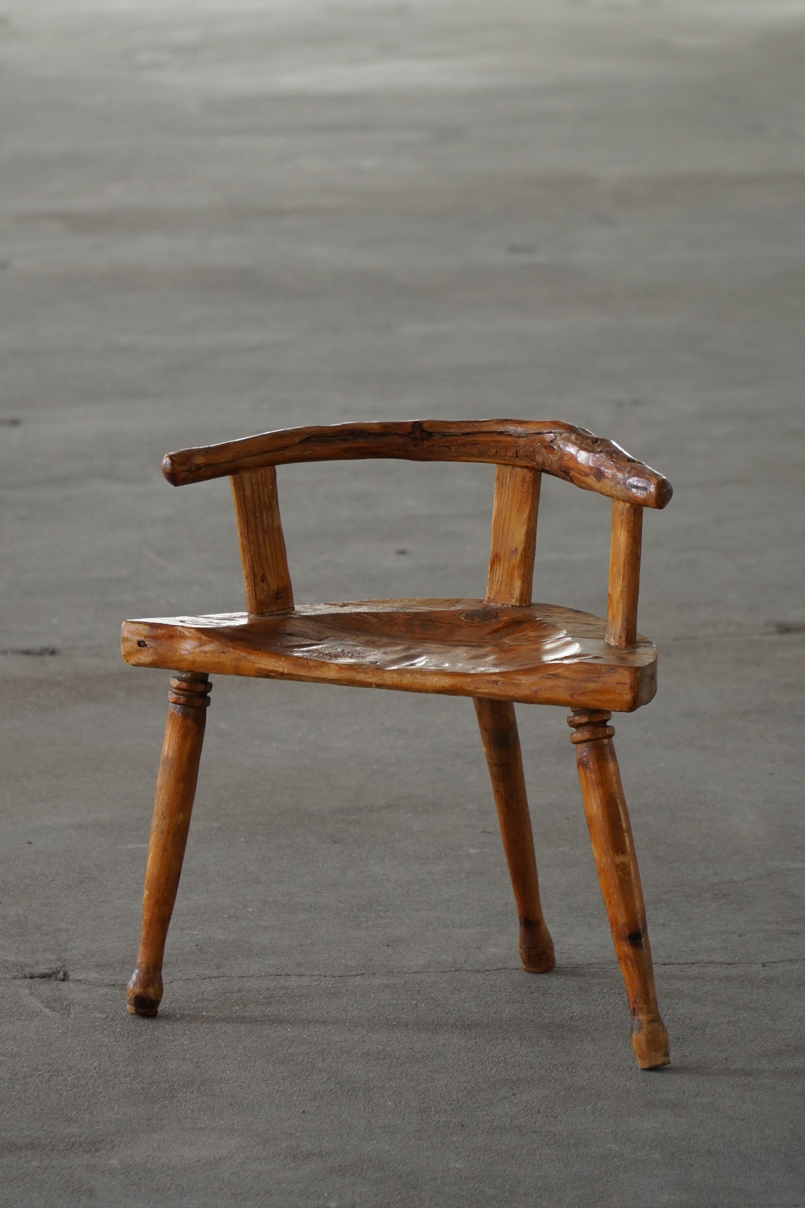 Anfang 20. Jahrhundert, Skandinavische Volkskunst Dreibeiniger Stuhl aus Kiefer, Wabi Sabi im Angebot 4