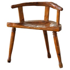 Anfang 20. Jahrhundert, Skandinavische Volkskunst Dreibeiniger Stuhl aus Kiefer, Wabi Sabi