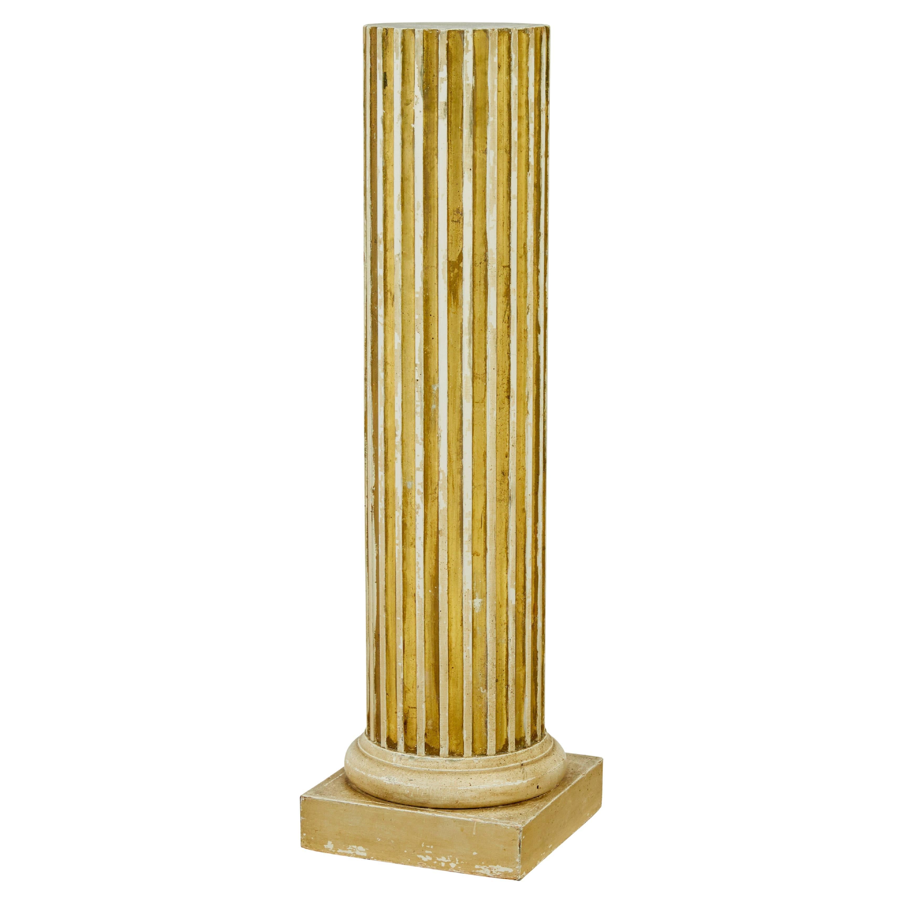 Début du 20e siècle, colonne à piédestal scandinave dorée