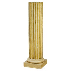 Début du 20e siècle, colonne à piédestal scandinave dorée